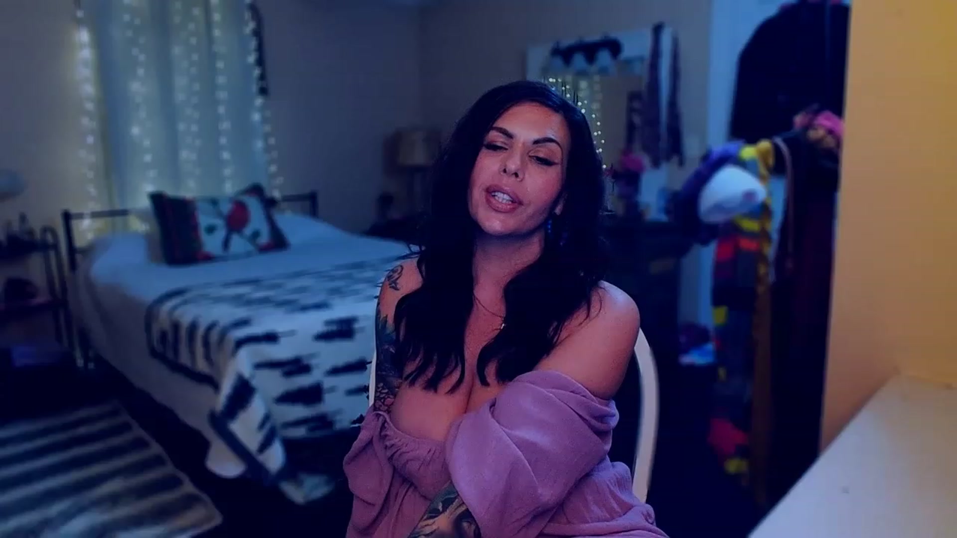 Gallery image thumbnail from CashmereFoxxx's myfreecams stream on, 12/20/2022, 24:49 image 2 of 20