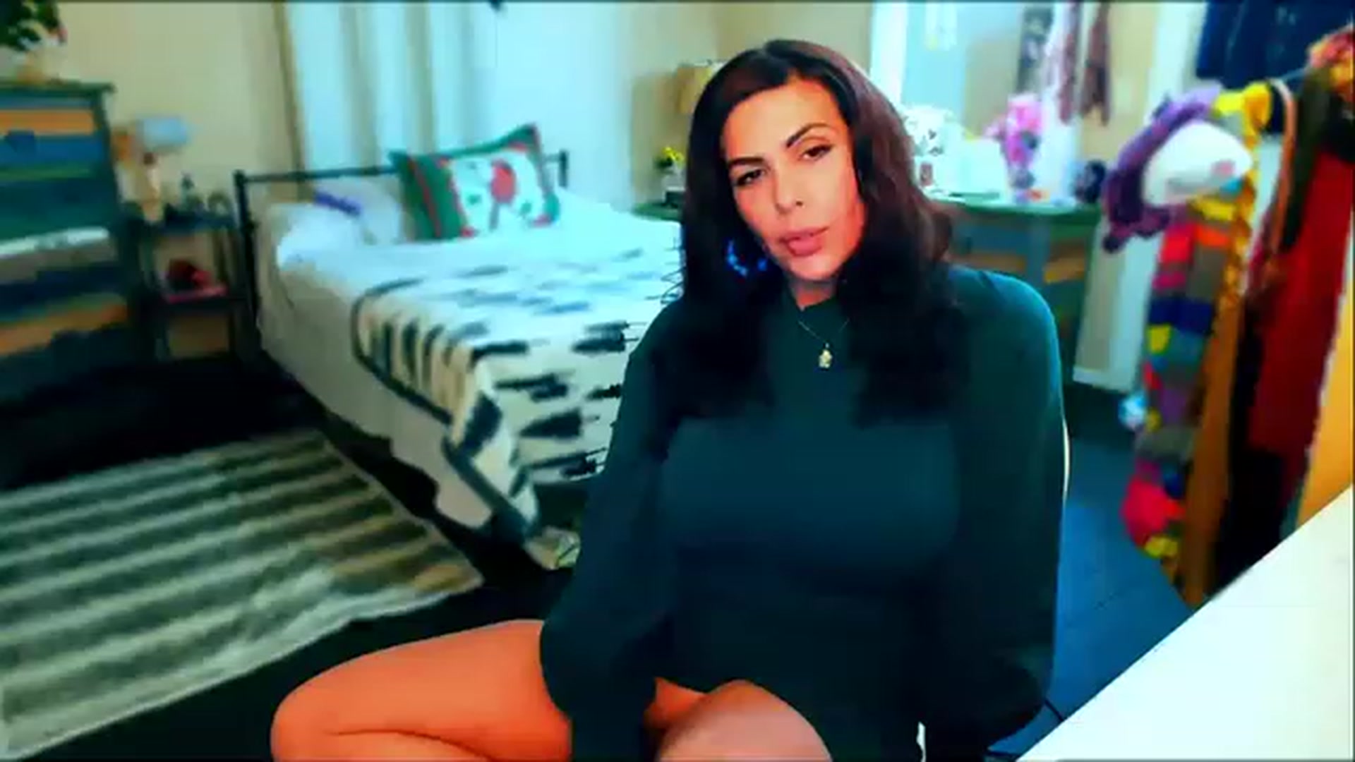 Gallery image thumbnail from CashmereFoxxx's myfreecams stream on, 12/20/2022, 06:59 image 8 of 20