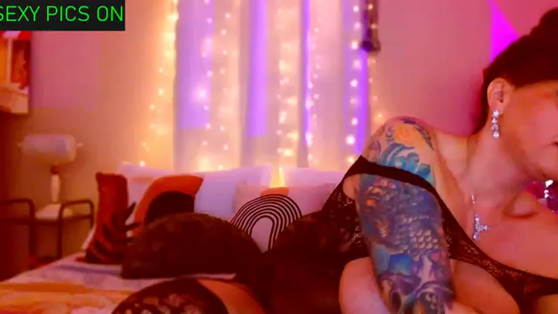 Gallery image thumbnail from CashmereFoxxx's myfreecams stream on, 01/26/2023, 01:50 image 3 of 20