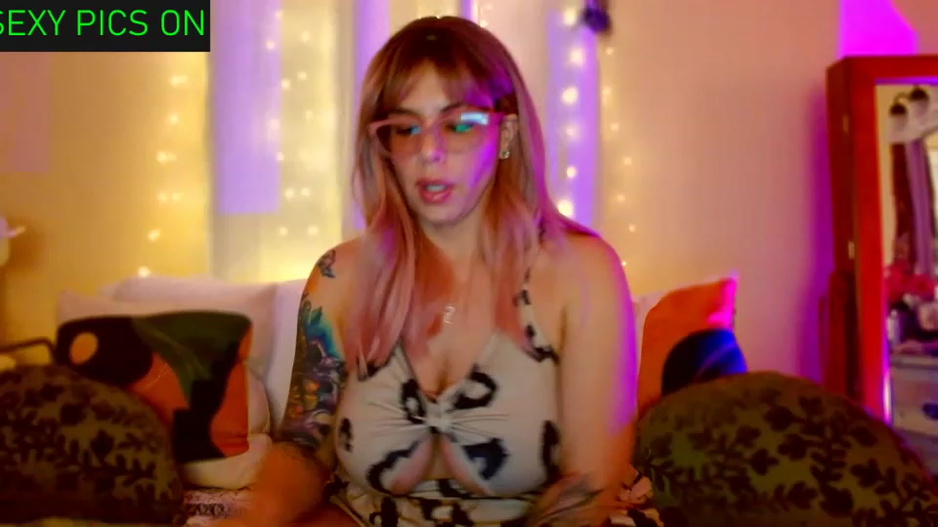 Gallery image thumbnail from CashmereFoxxx's myfreecams stream on, 01/28/2023, 02:09 image 4 of 20