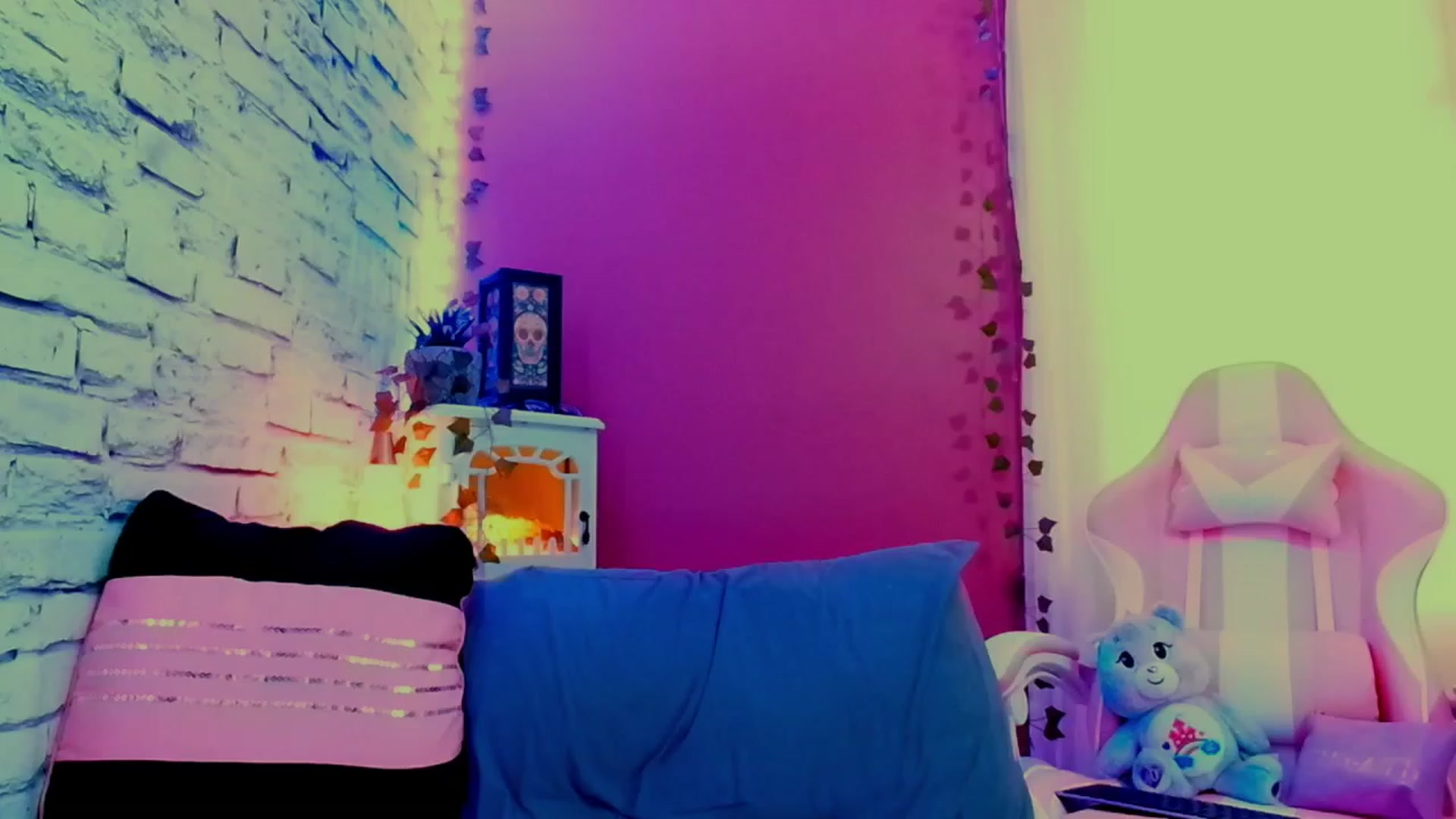 Gallery image thumbnail from CashmereFoxxx's myfreecams stream on, 06/11/2023, 16:49 image 9 of 20