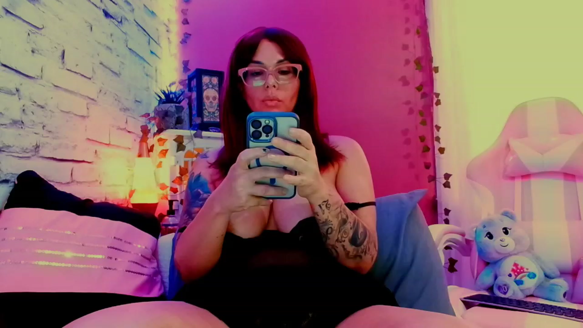 Gallery image thumbnail from CashmereFoxxx's myfreecams stream on, 06/11/2023, 18:00 image 6 of 20