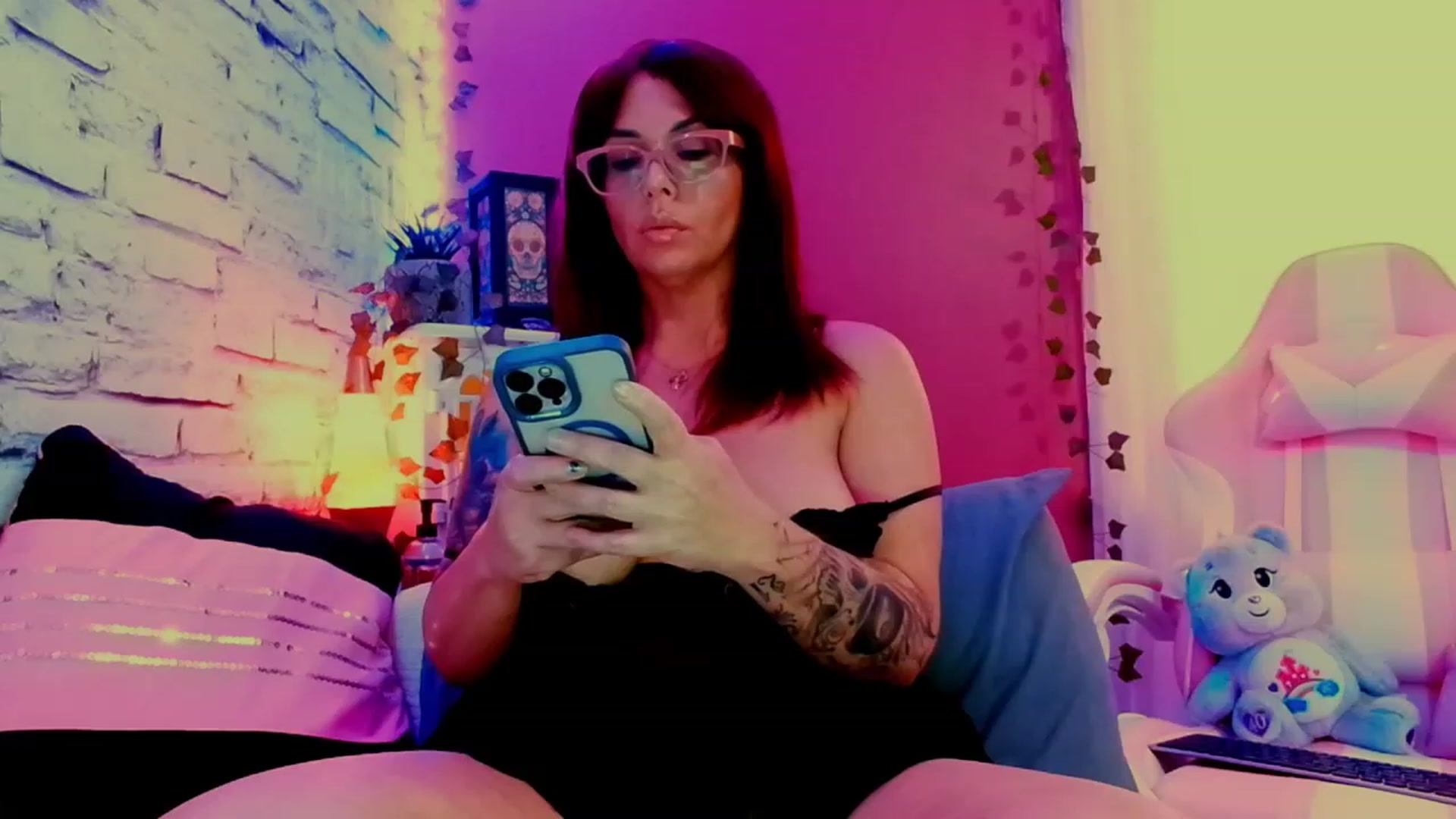 Gallery image thumbnail from CashmereFoxxx's myfreecams stream on, 06/11/2023, 18:00 image 5 of 20