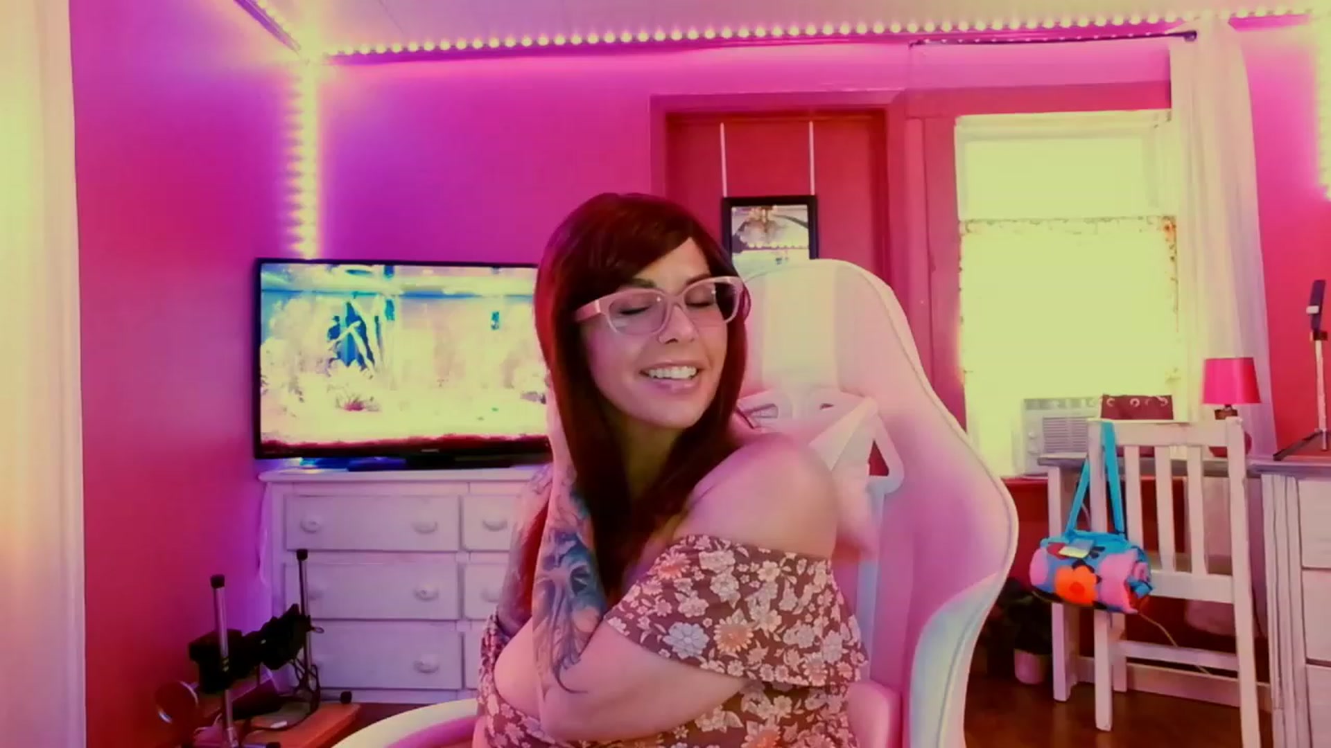 Gallery image thumbnail from CashmereFoxxx's myfreecams stream on, 06/15/2023, 17:46 image 6 of 20