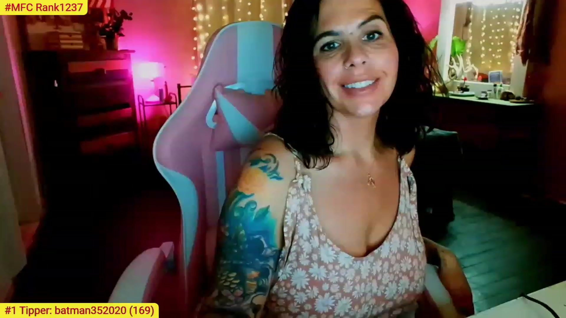 Gallery image thumbnail from CashmereFoxxx's myfreecams stream on, 07/12/2023, 03:05 image 10 of 20