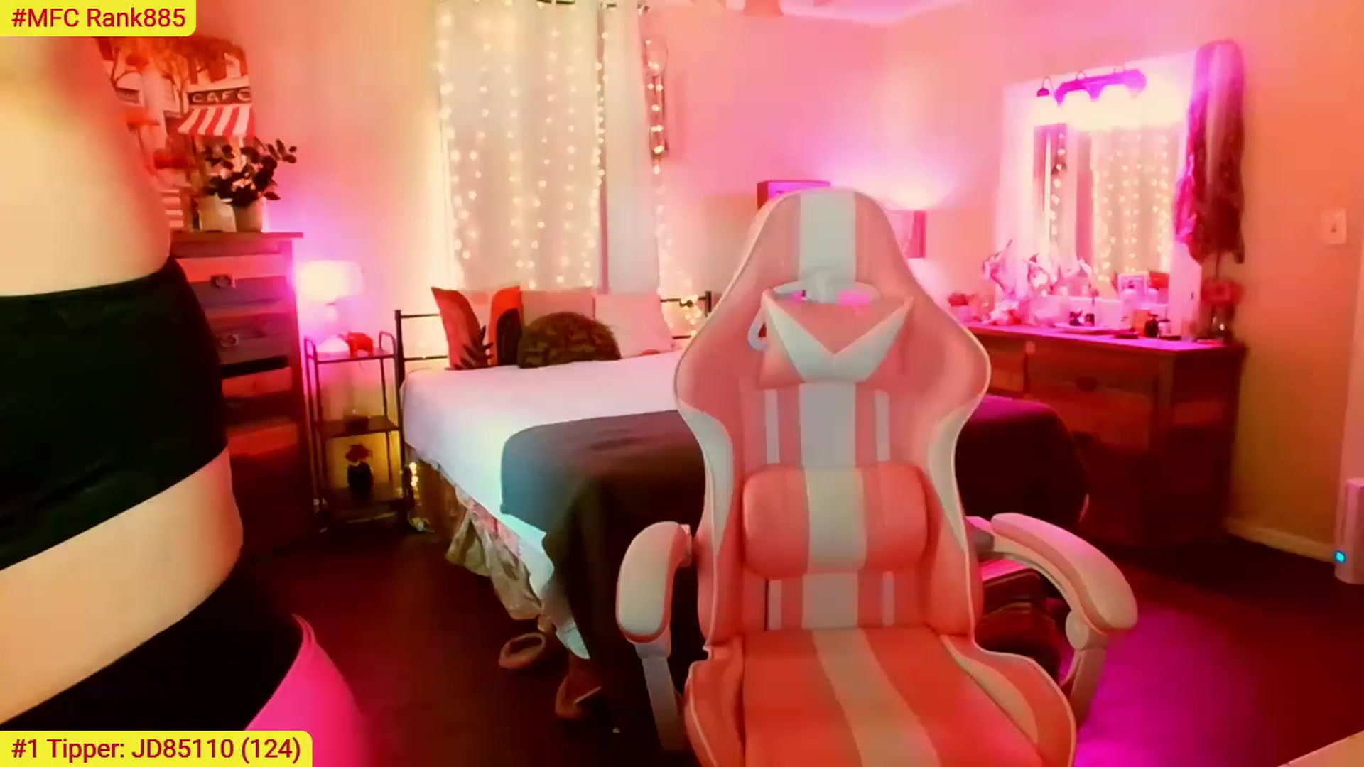 Gallery image thumbnail from CashmereFoxxx's myfreecams stream on, 07/19/2023, 22:25 image 6 of 20