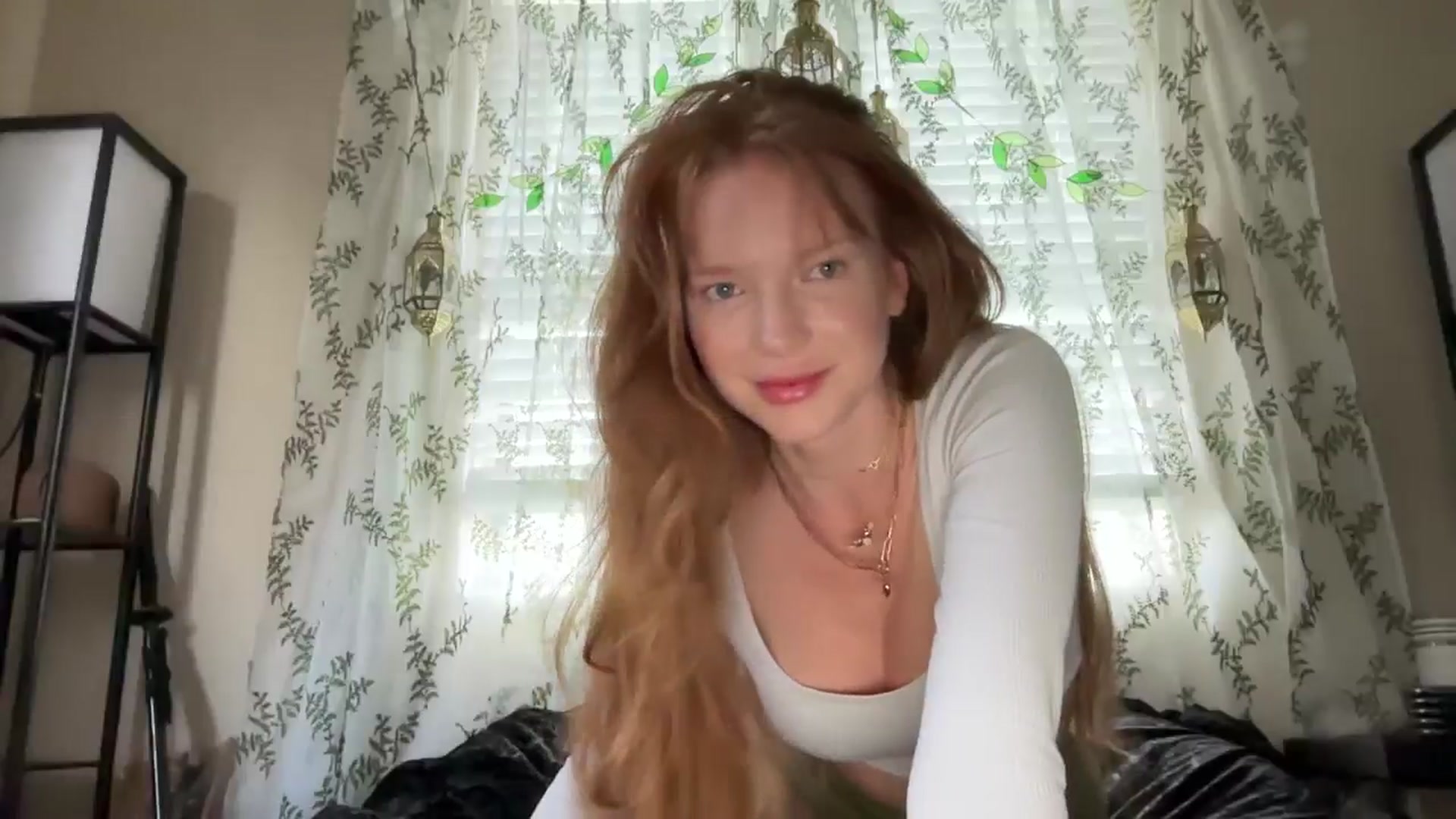 Gallery image thumbnail from Cashmire's myfreecams stream on, 12/18/2024, 16:29 image 2 of 20