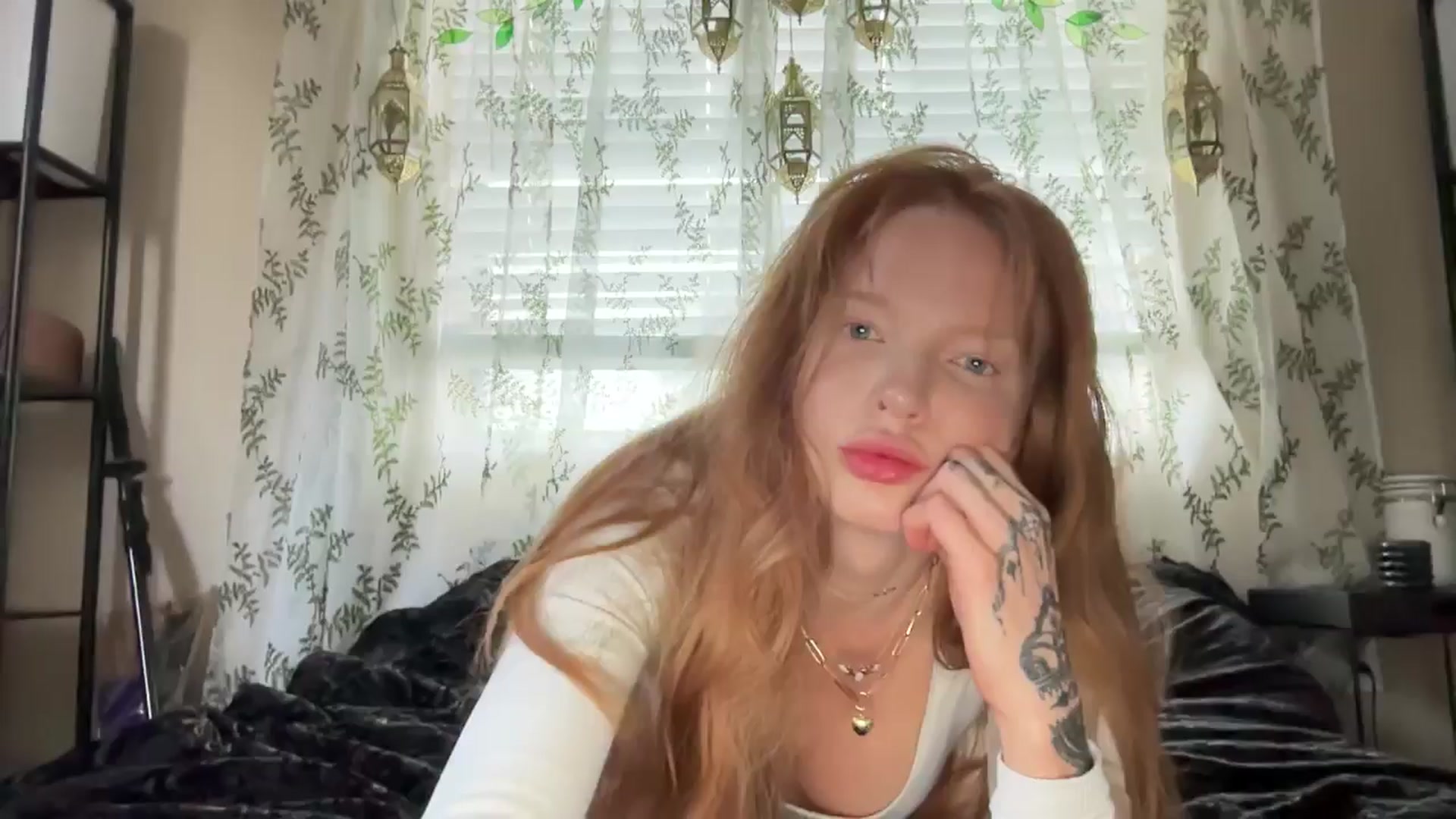 Gallery image thumbnail from Cashmire's myfreecams stream on, 12/18/2024, 16:29 image 3 of 20
