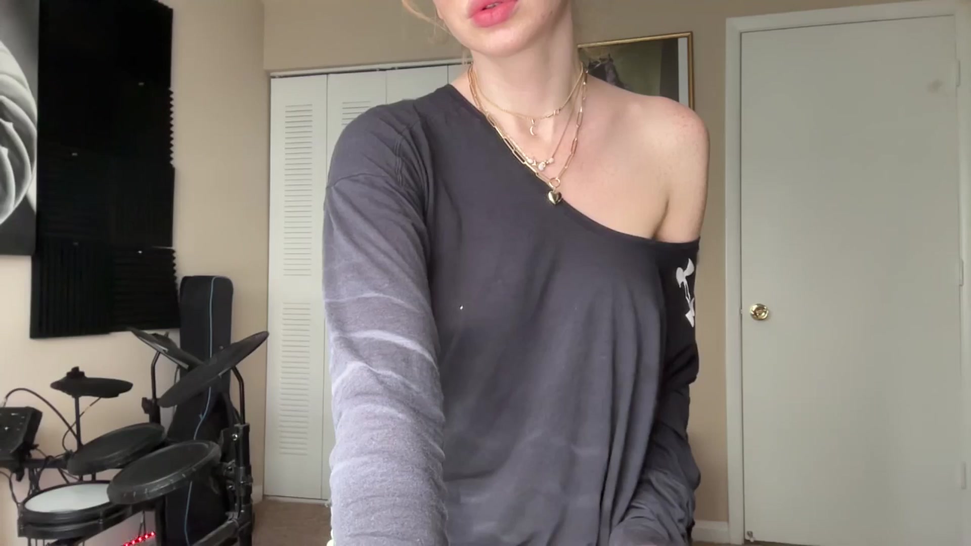 Gallery image thumbnail from Cashmire's myfreecams stream on, 12/26/2024, 16:45 image 16 of 20