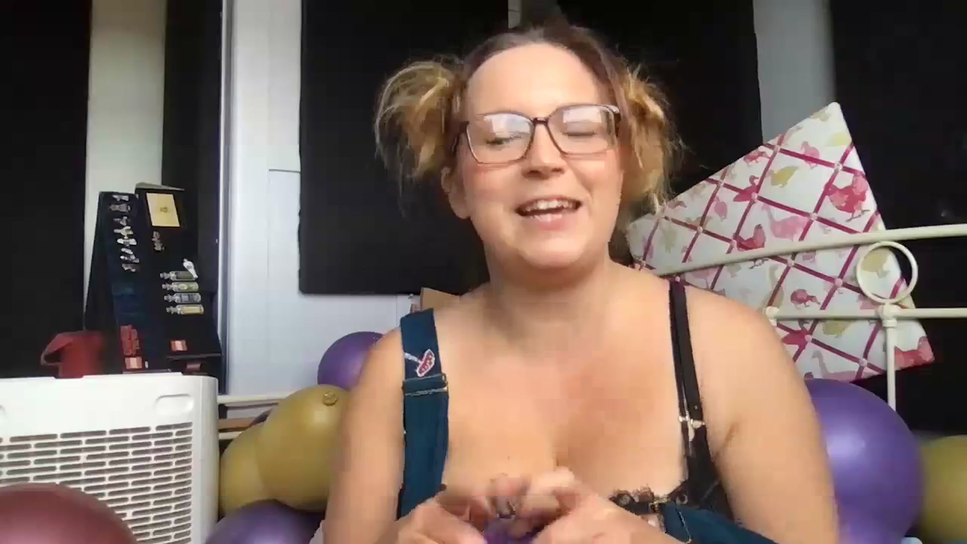 Gallery image thumbnail from CassieBrookes's myfreecams stream on, 10/04/2023, 13:49 image 16 of 20