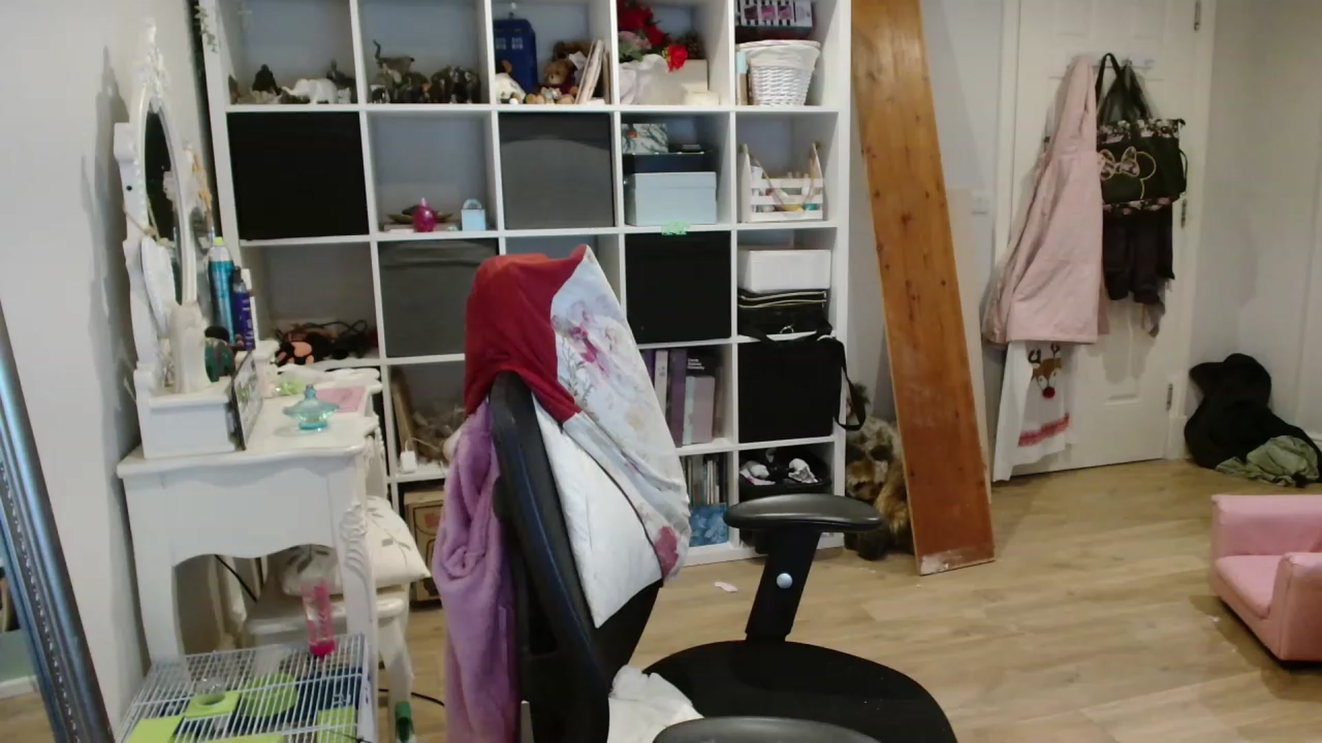 Gallery image thumbnail from CassieBrookes's myfreecams stream on, 11/17/2023, 17:07 image 13 of 20