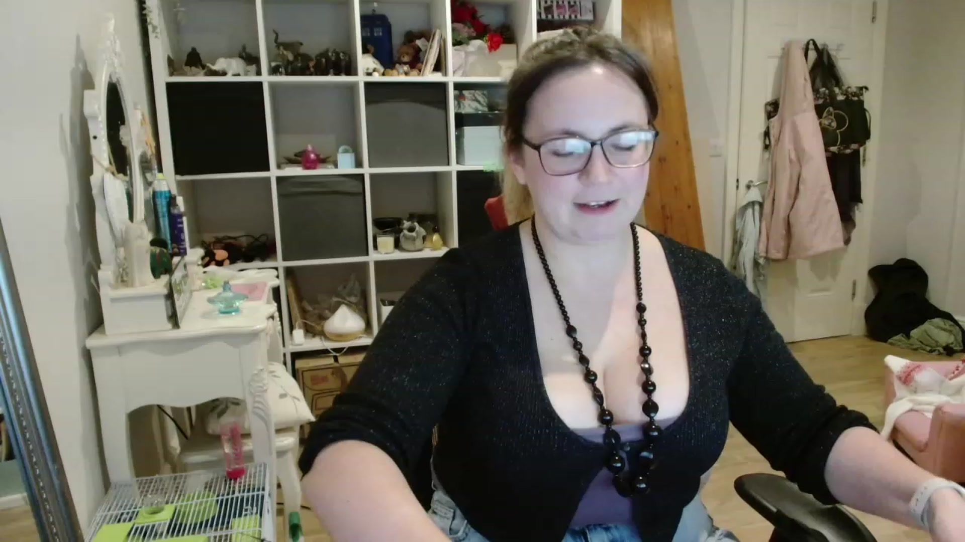 Gallery image thumbnail from CassieBrookes's myfreecams stream on, 11/17/2023, 17:07 image 14 of 20