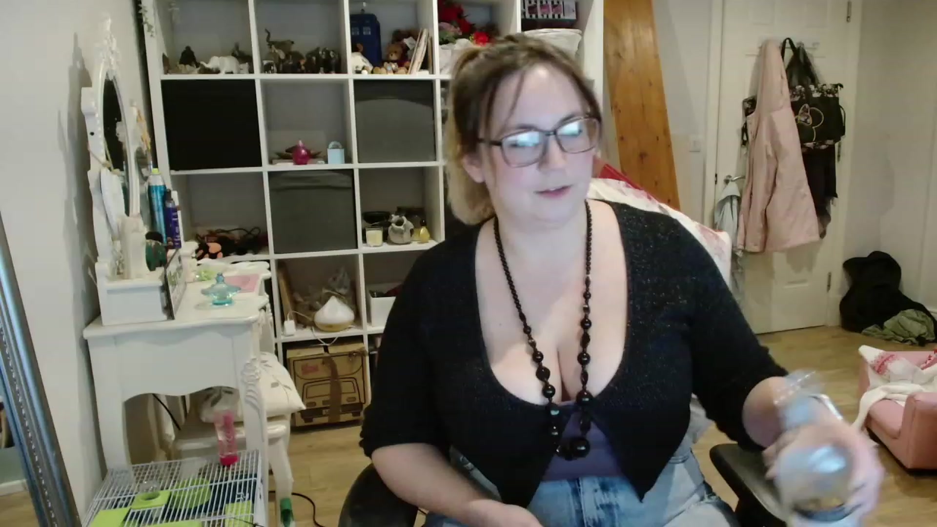 Gallery image thumbnail from CassieBrookes's myfreecams stream on, 11/17/2023, 17:07 image 17 of 20
