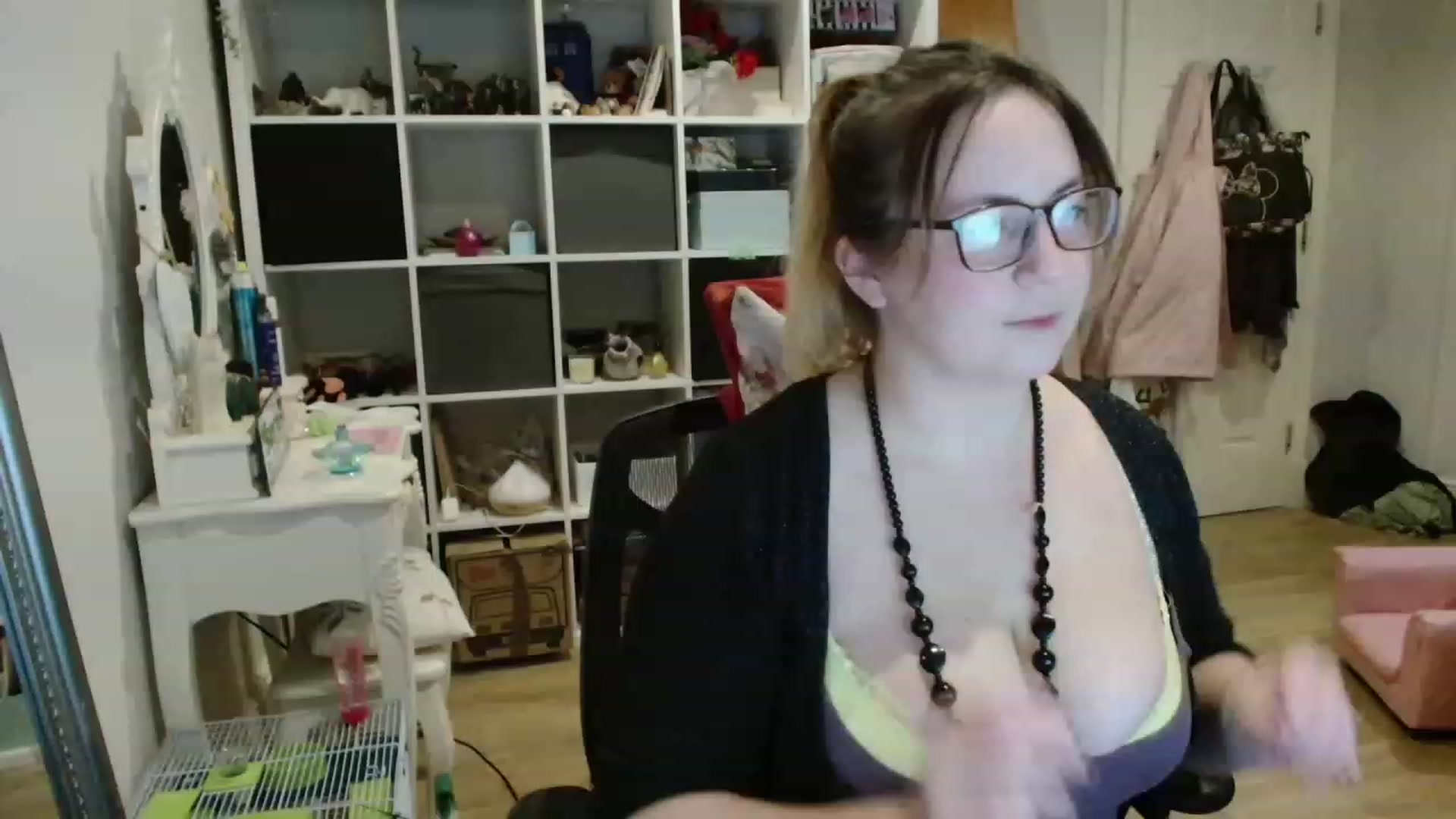 Gallery image thumbnail from CassieBrookes's myfreecams stream on, 11/17/2023, 17:07 image 8 of 20