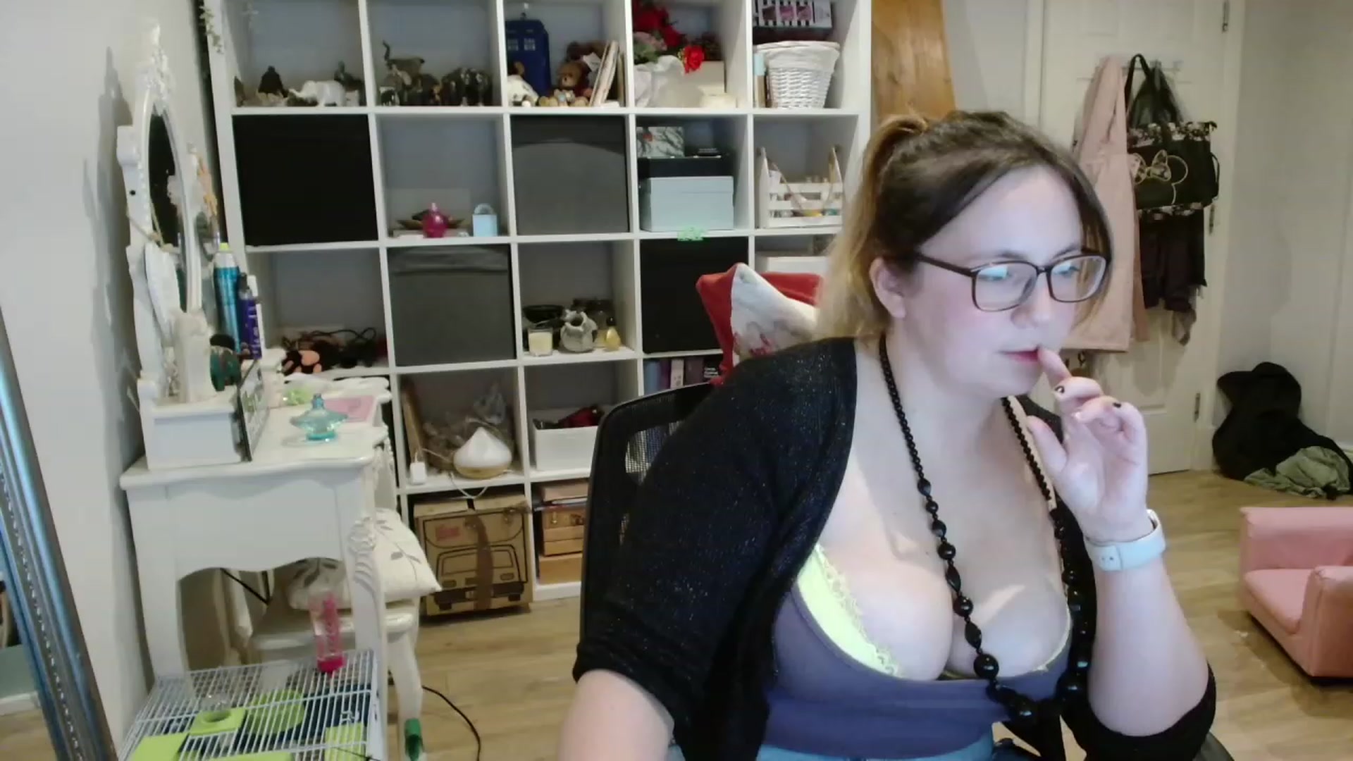 Gallery image thumbnail from CassieBrookes's myfreecams stream on, 11/17/2023, 17:07 image 11 of 20