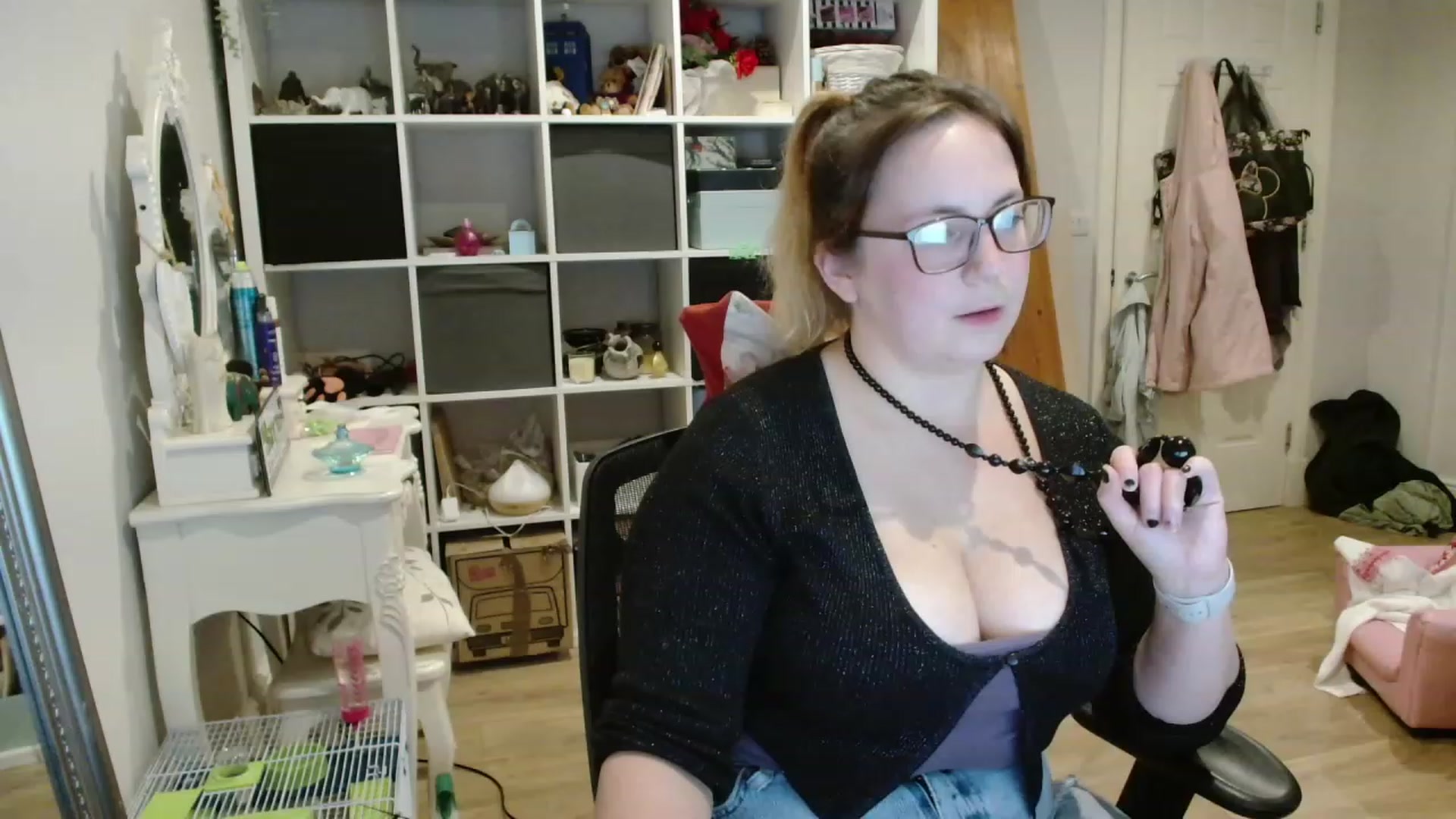 Gallery image thumbnail from CassieBrookes's myfreecams stream on, 11/17/2023, 17:07 image 15 of 20
