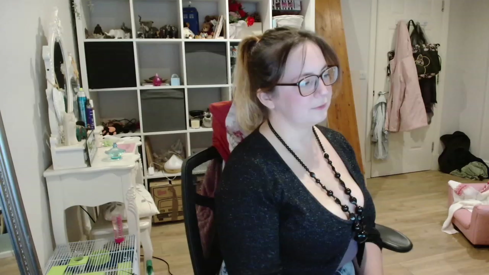 Gallery image thumbnail from CassieBrookes's myfreecams stream on, 11/17/2023, 17:07 image 16 of 20