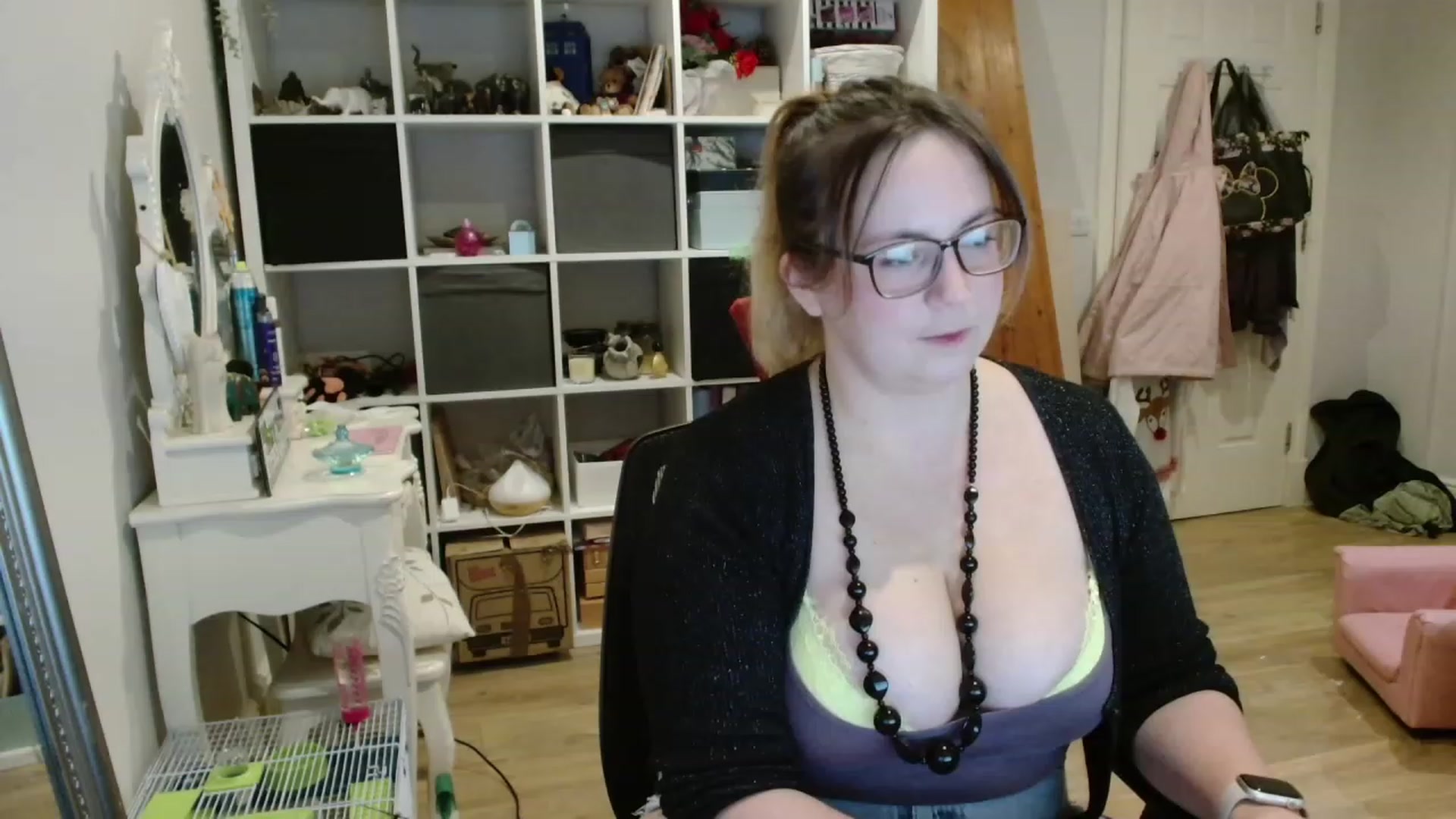 Gallery image thumbnail from CassieBrookes's myfreecams stream on, 11/17/2023, 17:07 image 9 of 20