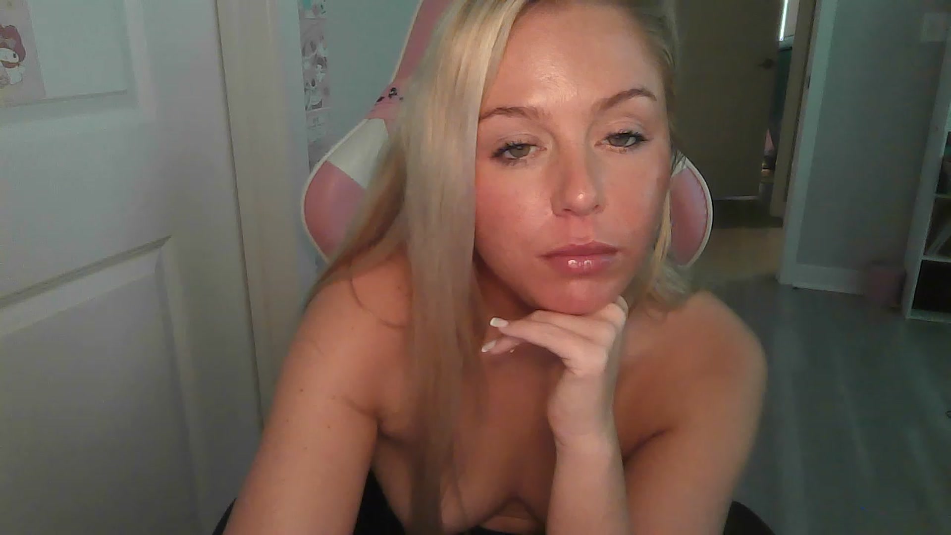 Gallery image thumbnail from CassieCarson's myfreecams stream on, 11/16/2022, 17:05 image 19 of 20