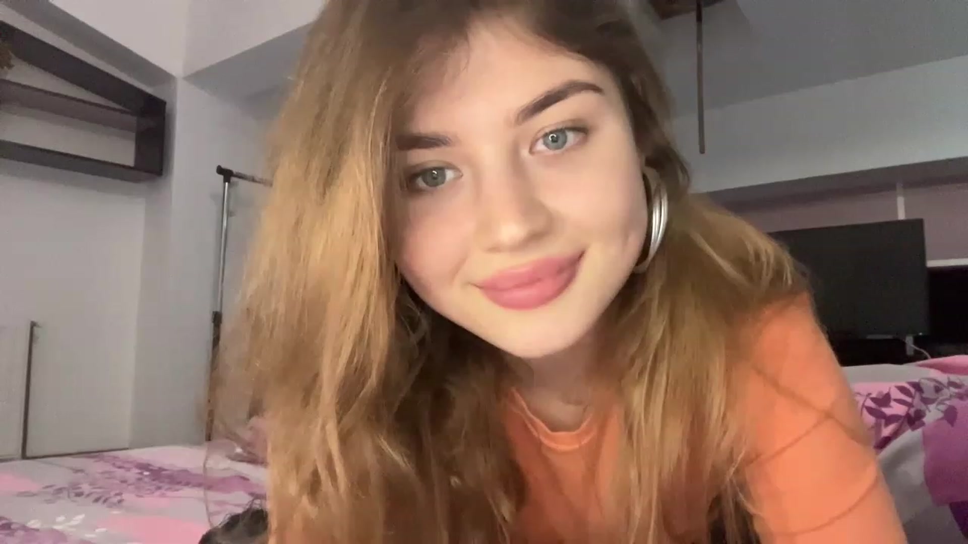 Gallery image thumbnail from Cassiopeeia's myfreecams stream on, 12/20/2022, 19:38 image 19 of 20
