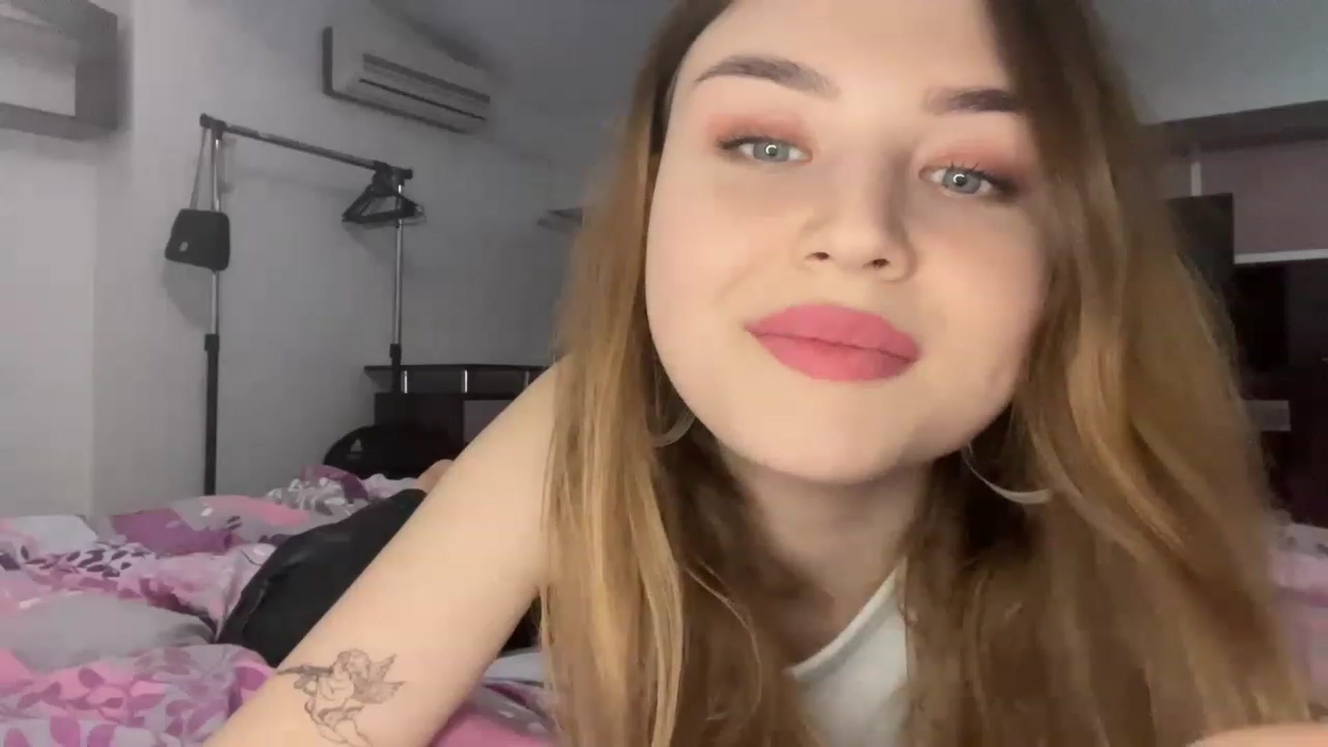 Gallery image thumbnail from Cassiopeeia's myfreecams stream on, 12/22/2022, 19:48 image 8 of 20