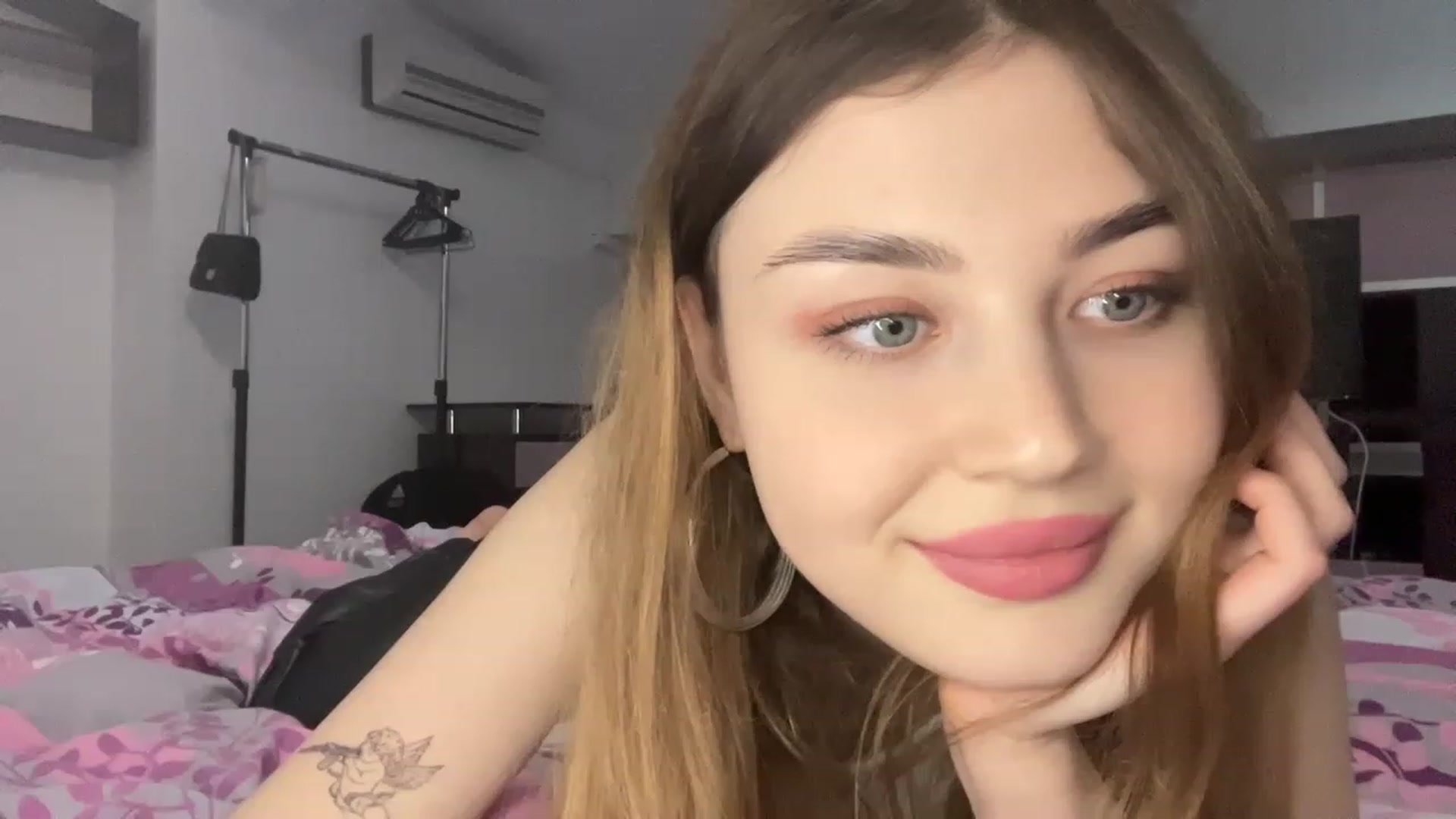 Gallery image thumbnail from Cassiopeeia's myfreecams stream on, 12/22/2022, 19:48 image 3 of 20