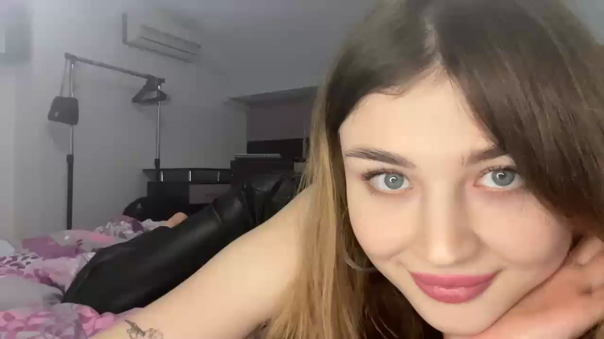 Gallery image thumbnail from Cassiopeeia's myfreecams stream on, 12/22/2022, 19:48 image 17 of 20