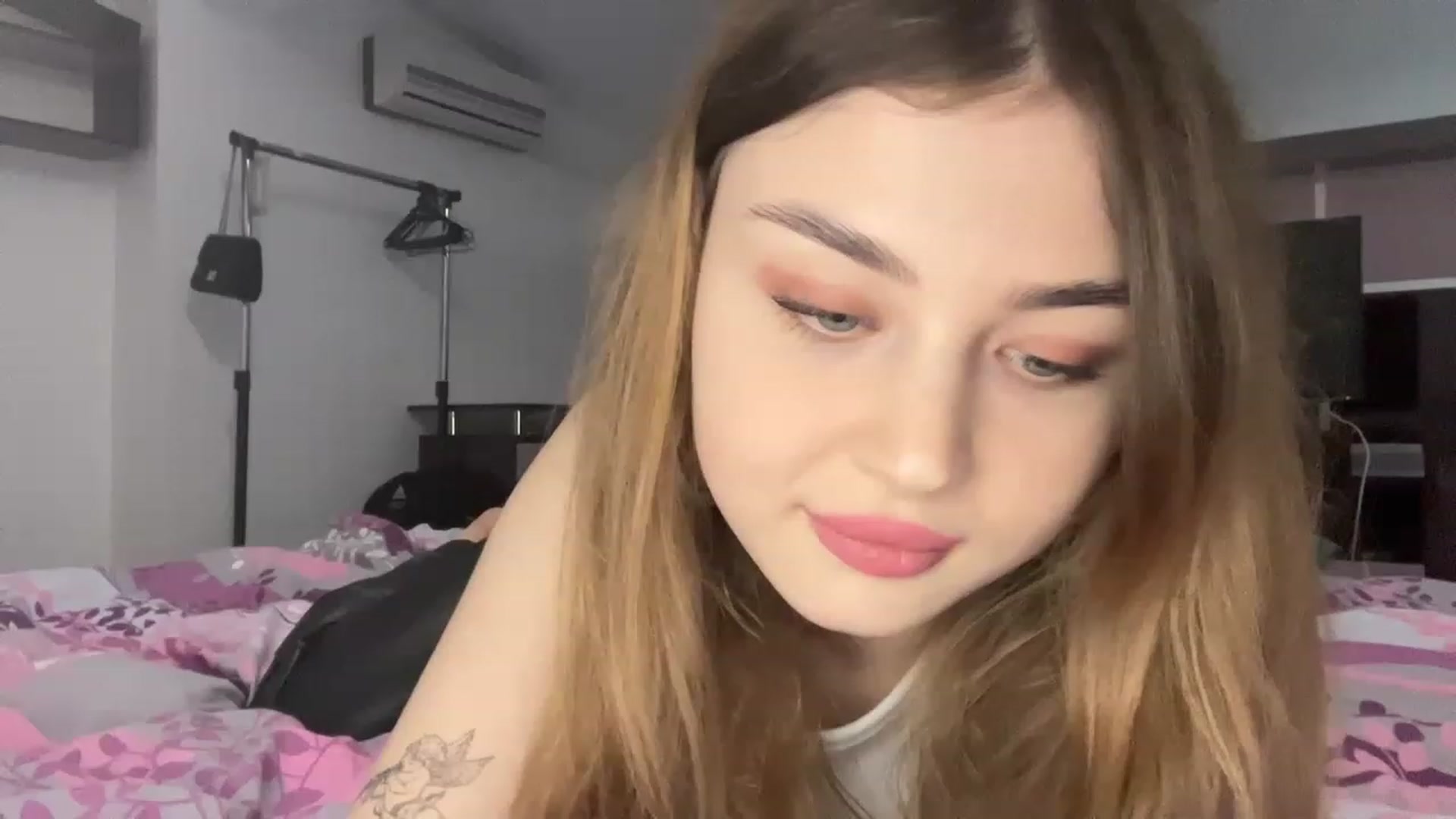 Gallery image thumbnail from Cassiopeeia's myfreecams stream on, 12/22/2022, 19:48 image 4 of 20
