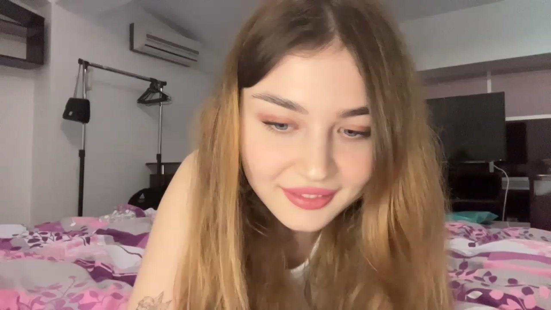 Gallery image thumbnail from Cassiopeeia's myfreecams stream on, 12/22/2022, 20:23 image 2 of 20