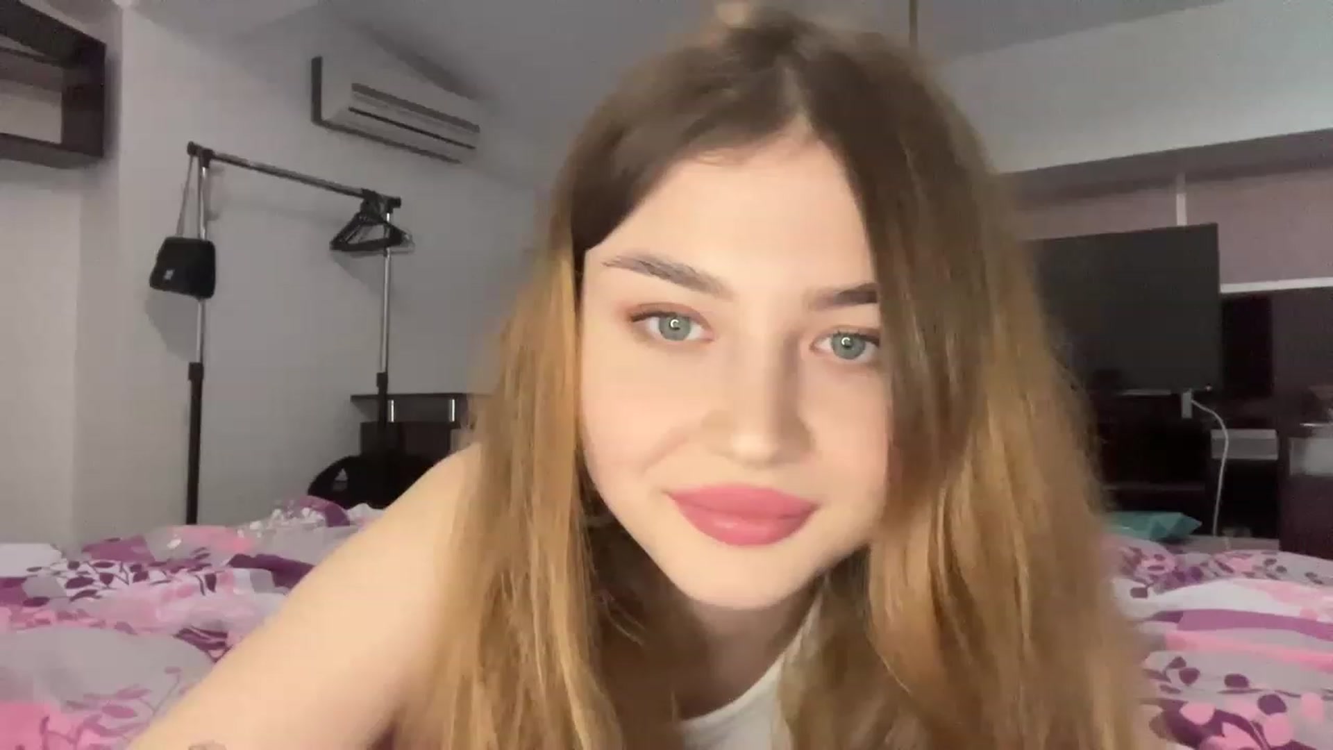 Gallery image thumbnail from Cassiopeeia's myfreecams stream on, 12/22/2022, 20:23 image 1 of 20