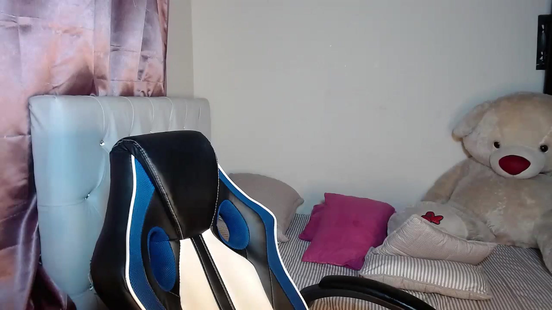 Gallery image thumbnail from Catalina_21_'s myfreecams stream on, 03/17/2024, 15:27 image 15 of 20