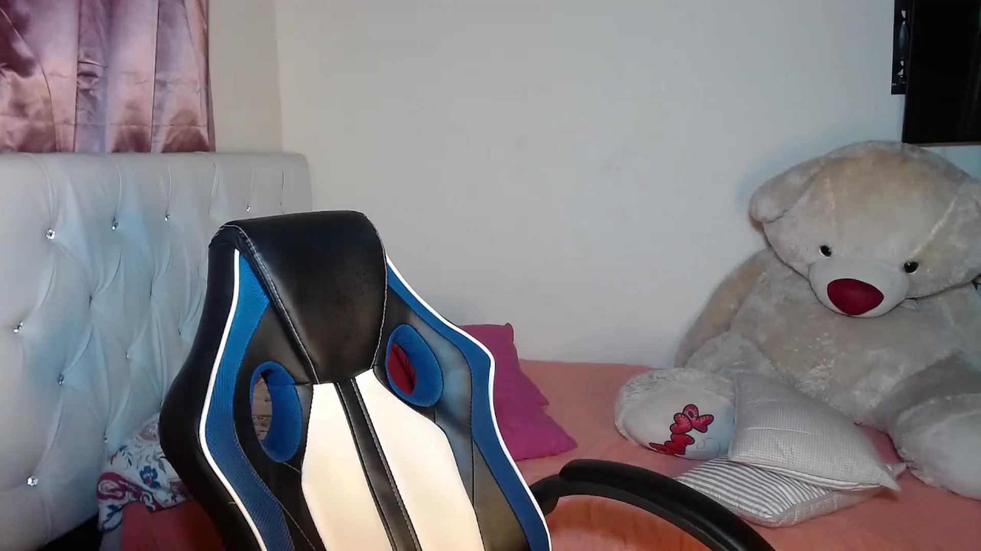 Gallery image thumbnail from Catalina_21_'s myfreecams stream on, 03/23/2024, 20:34 image 17 of 20