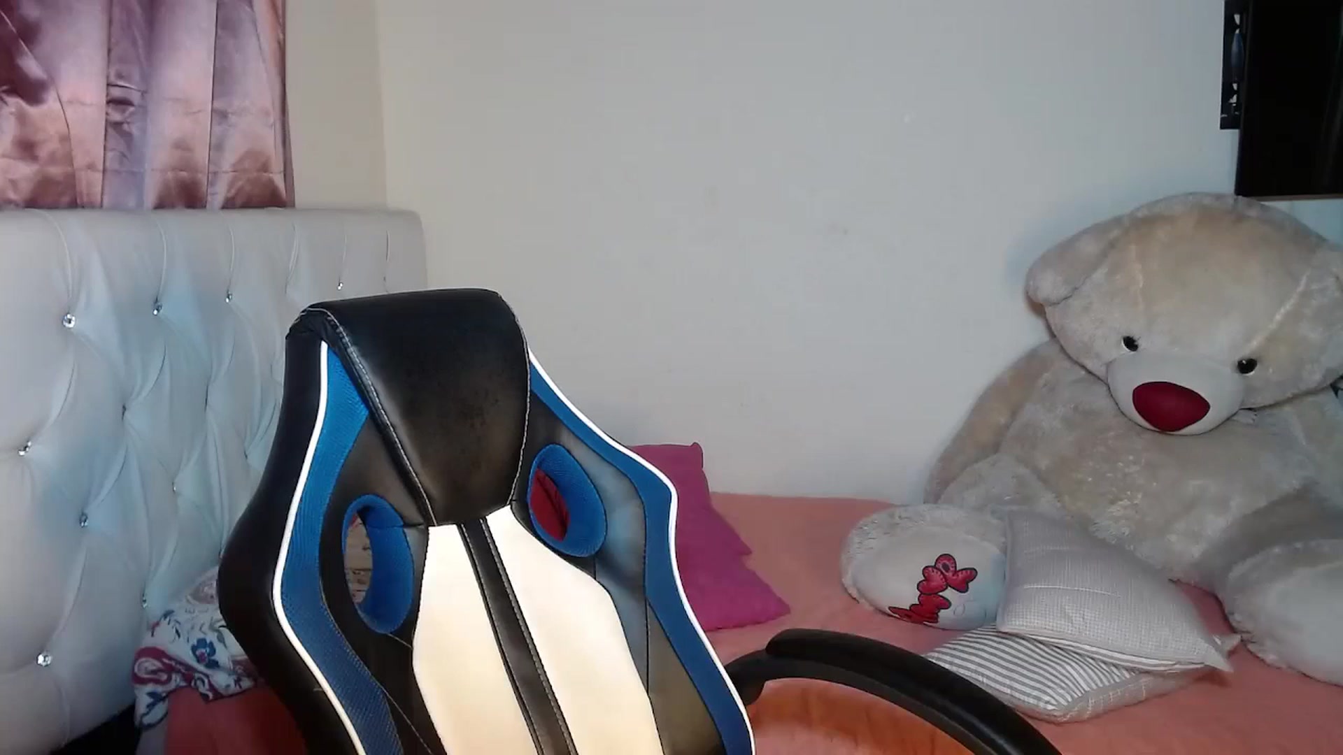 Gallery image thumbnail from Catalina_21_'s myfreecams stream on, 03/23/2024, 20:34 image 18 of 20