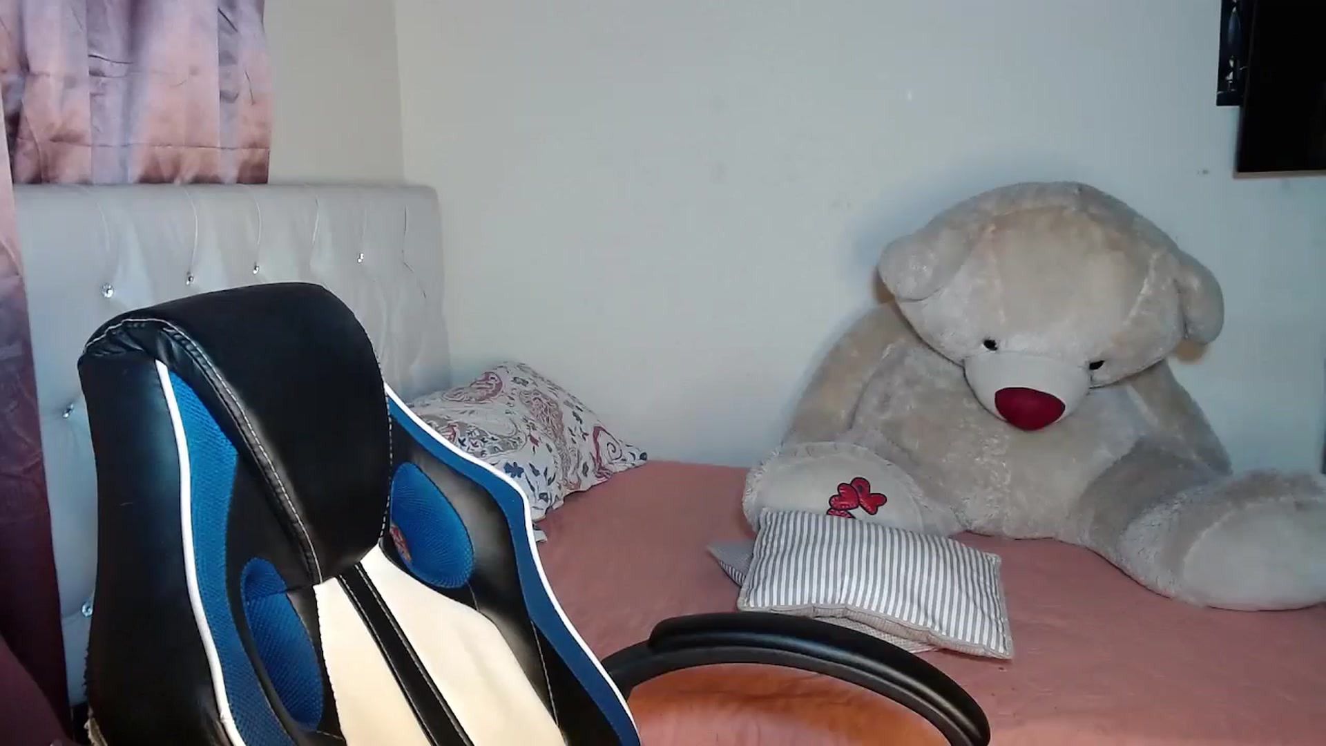 Gallery image thumbnail from Catalina_21_'s myfreecams stream on, 04/03/2024, 18:37 image 9 of 20