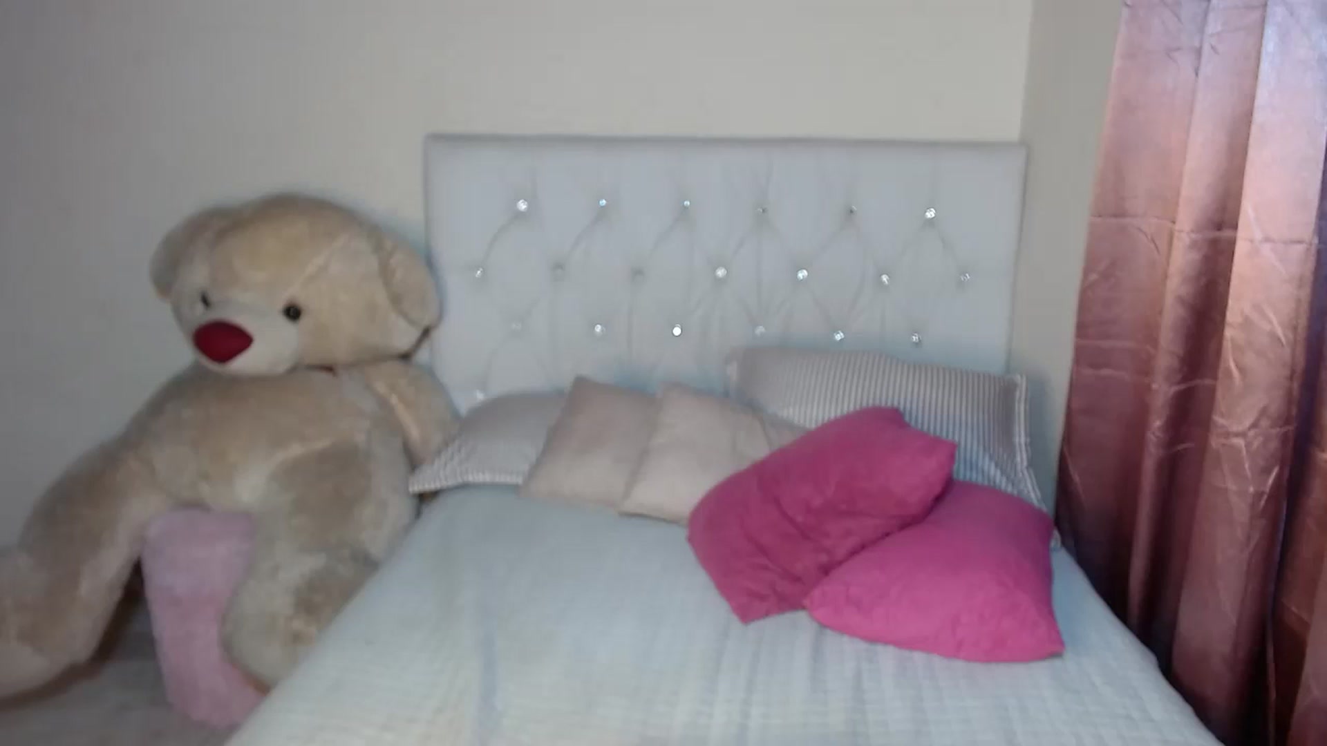 Gallery image thumbnail from Catalina_21_'s myfreecams stream on, 05/10/2024, 15:28 image 15 of 20