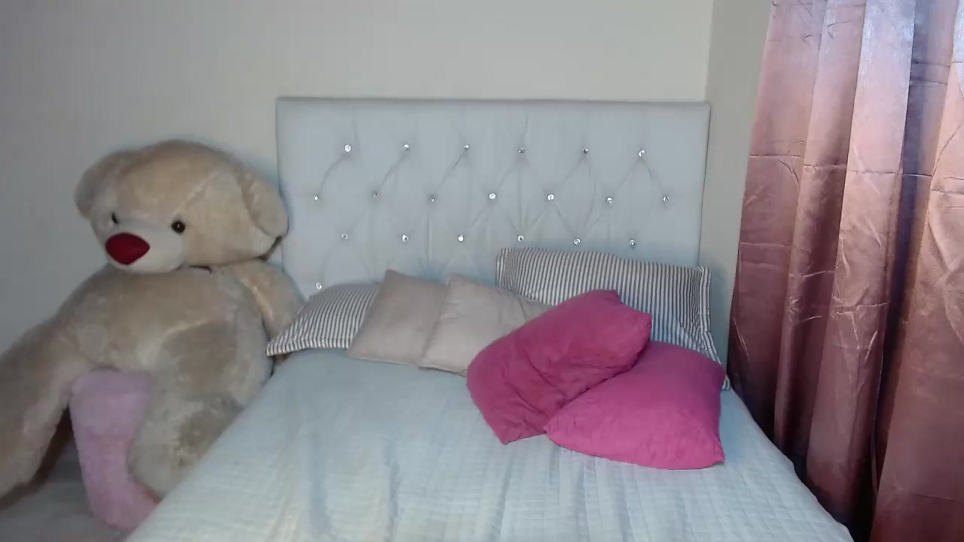 Gallery image thumbnail from Catalina_21_'s myfreecams stream on, 05/10/2024, 15:28 image 8 of 20