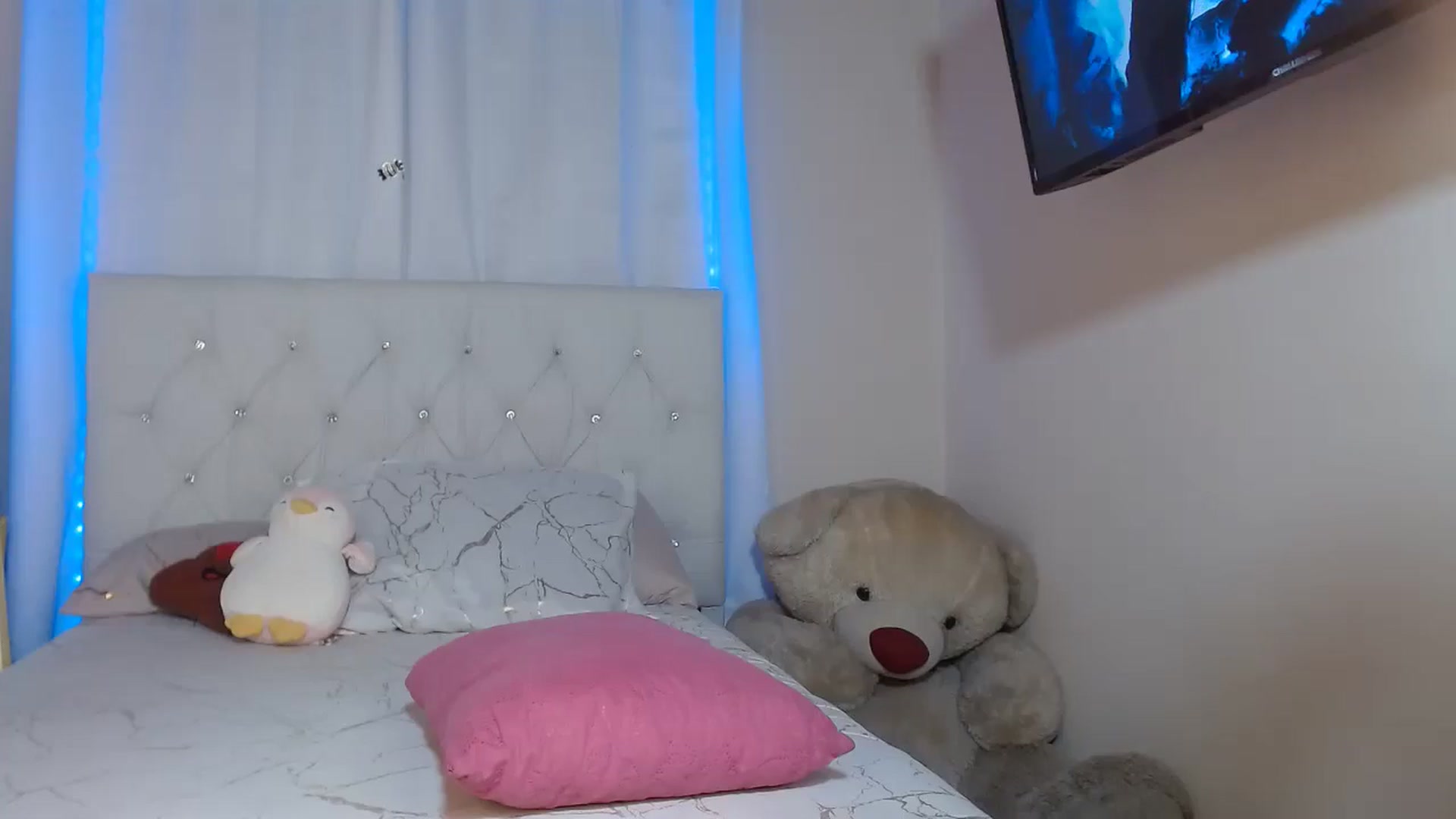 Gallery image thumbnail from Catalina_21_'s myfreecams stream on, 04/21/2025, 12:09 image 14 of 20