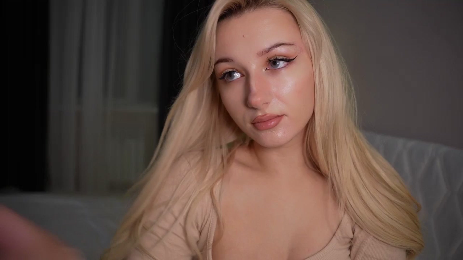 Gallery image thumbnail from Catch_Me's myfreecams stream on, 11/27/2025, 20:02 image 16 of 20