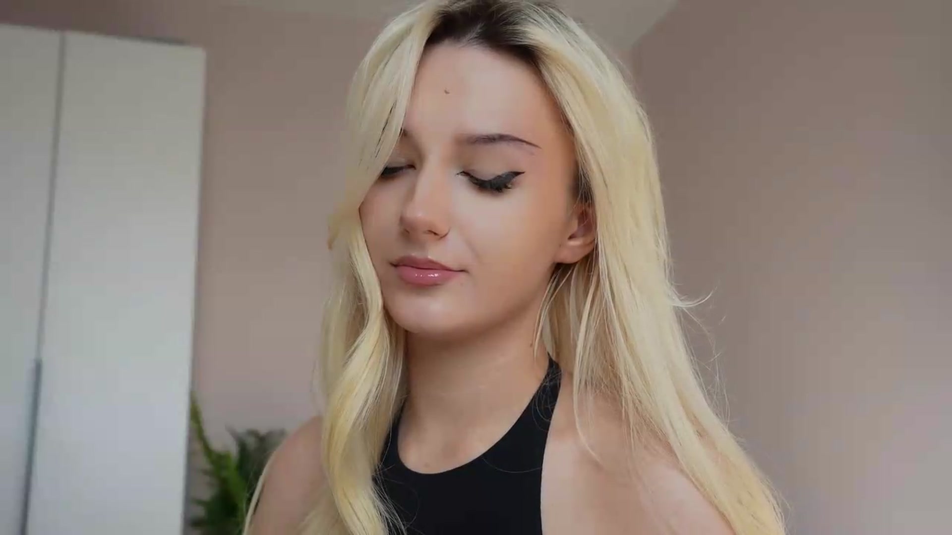 Gallery image thumbnail from Catch_Me's myfreecams stream on, 05/19/2026, 13:24 image 3 of 20