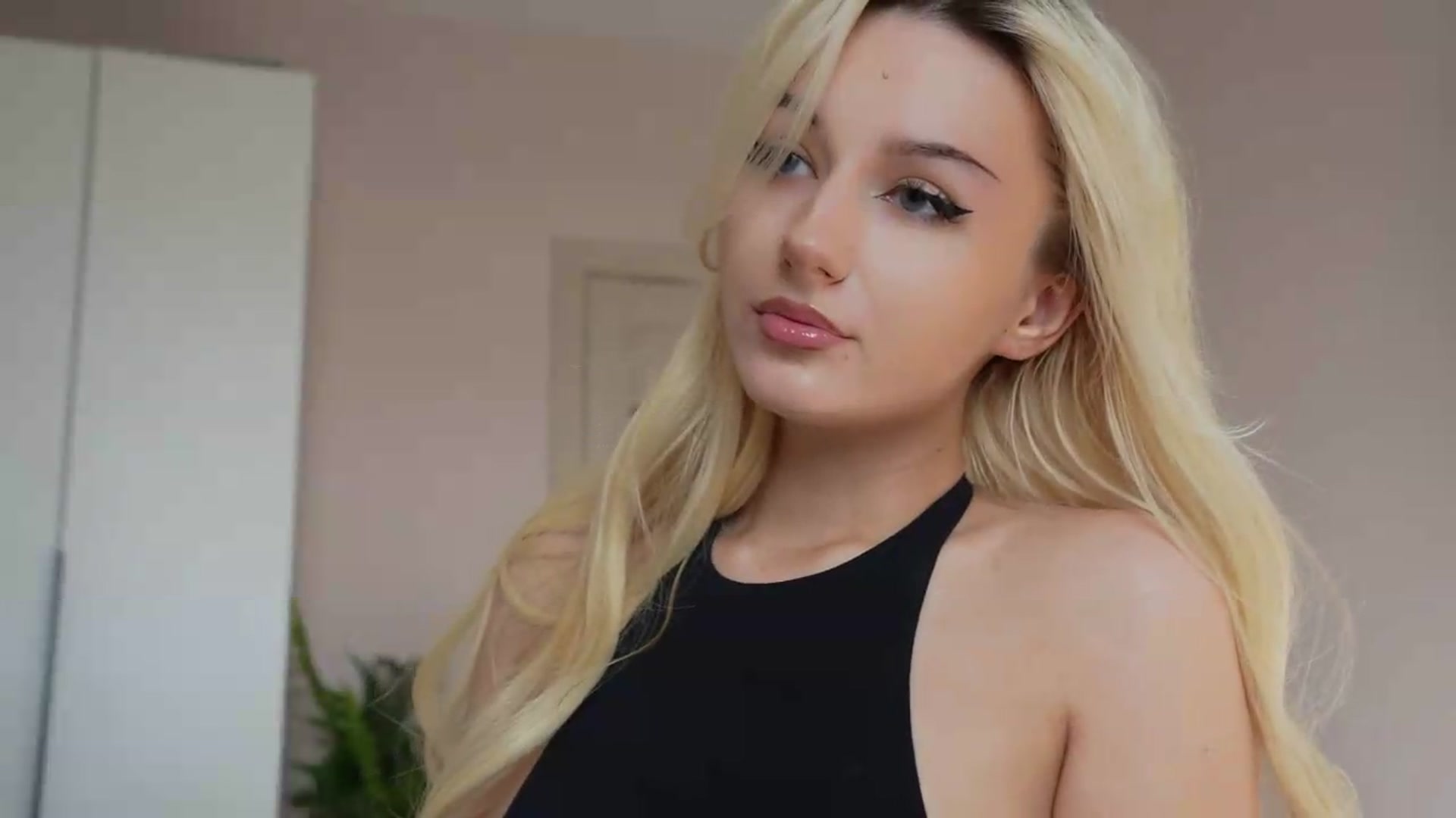 Gallery image thumbnail from Catch_Me's myfreecams stream on, 05/19/2026, 13:24 image 4 of 20