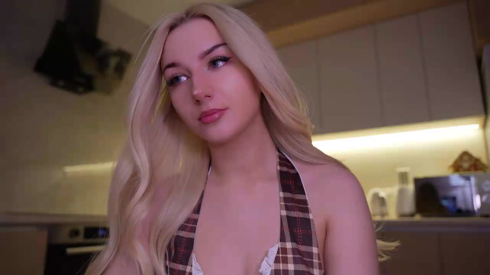Gallery image thumbnail from Catch_Me's myfreecams stream on, 06/18/2026, 21:09 image 7 of 20