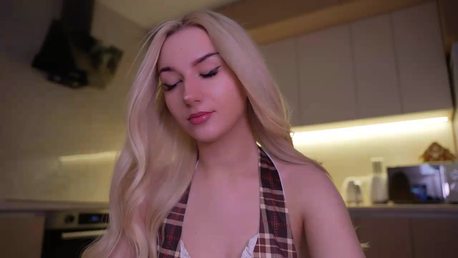 Gallery image thumbnail from Catch_Me's myfreecams stream on, 06/18/2026, 21:09 image 8 of 20