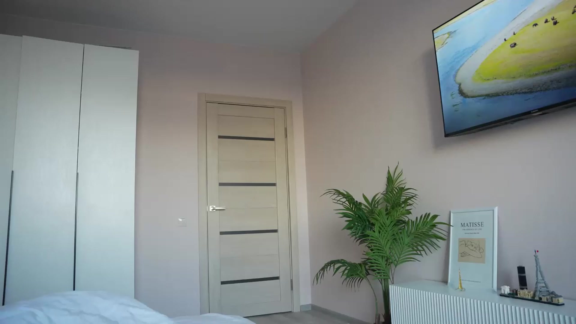 Gallery image thumbnail from Catch_Me's myfreecams stream on, 07/02/2026, 16:57 image 14 of 20