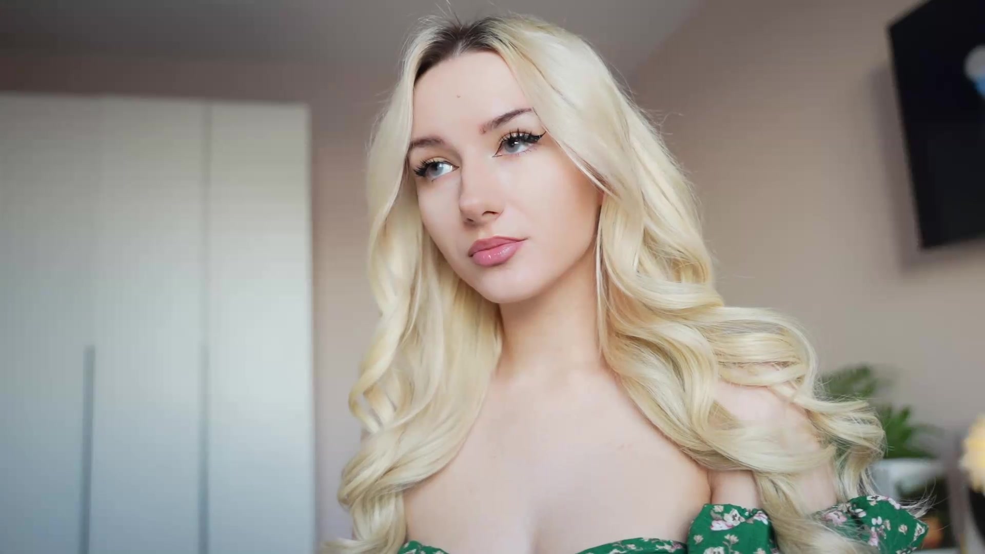 Gallery image thumbnail from Catch_Me's myfreecams stream on, 08/22/2026, 15:47 image 6 of 20