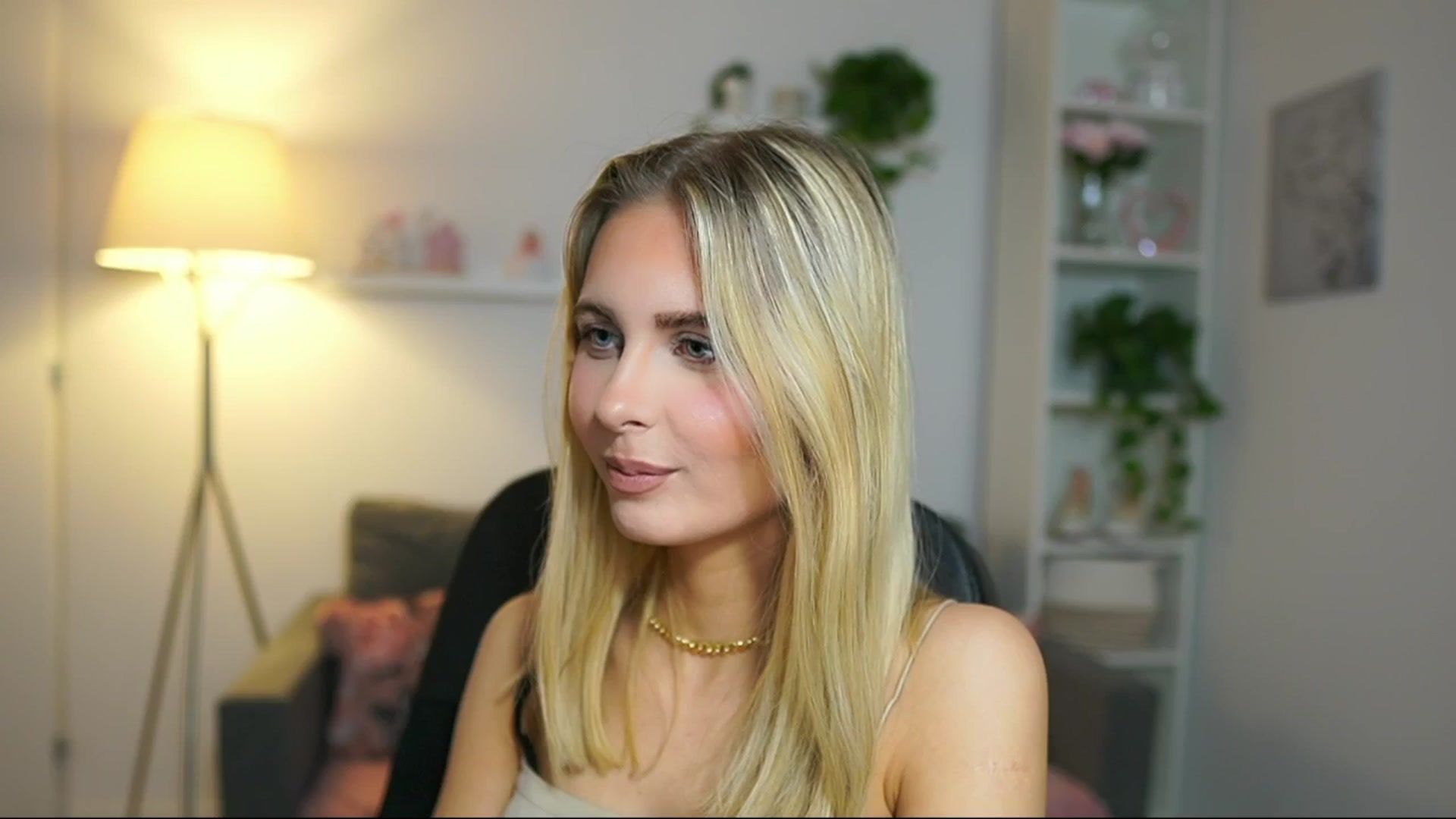 Gallery image thumbnail from Catecrago_'s myfreecams stream on, 04/10/2025, 14:27 image 13 of 20
