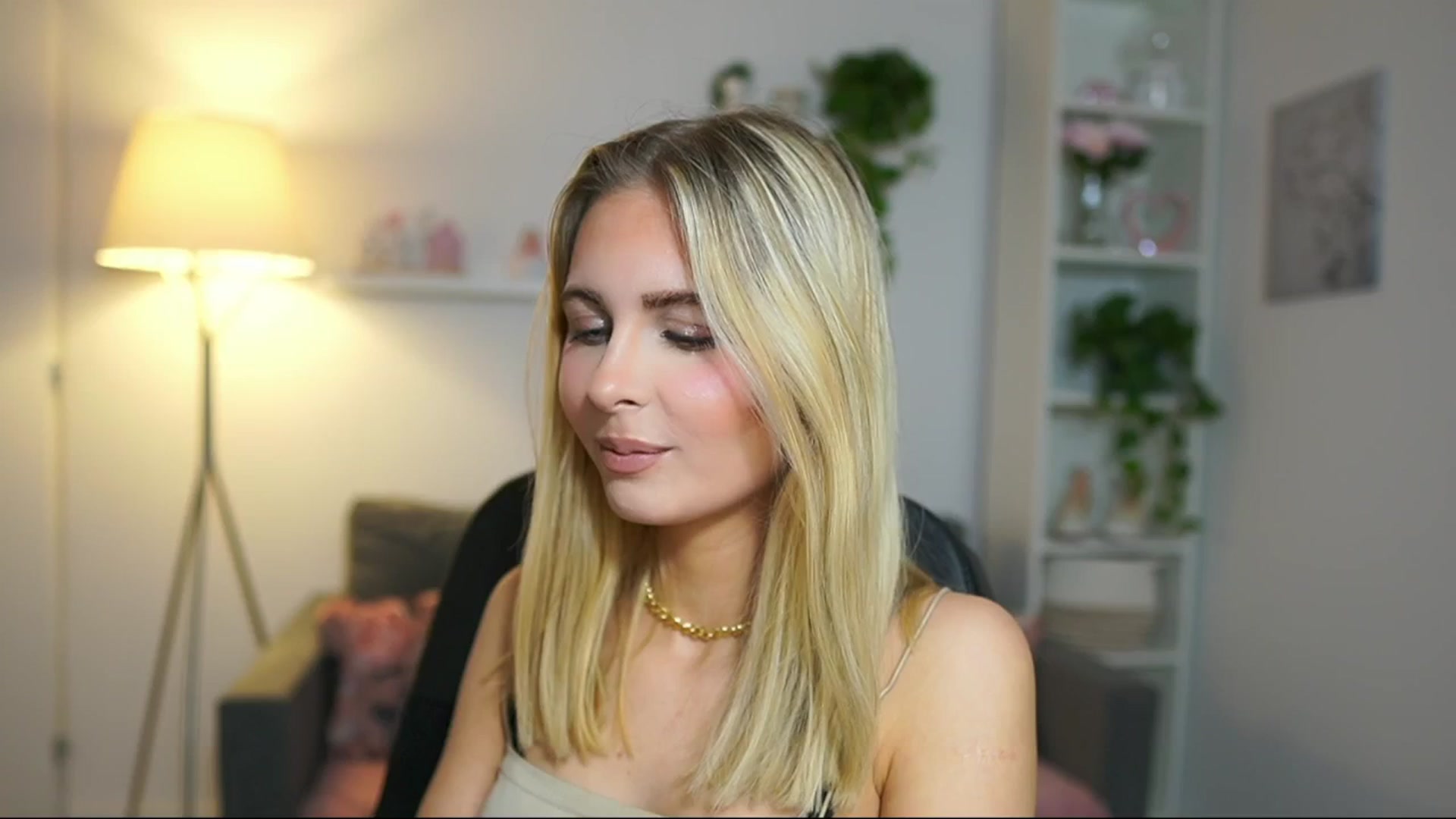 Gallery image thumbnail from Catecrago_'s myfreecams stream on, 04/10/2025, 14:27 image 12 of 20