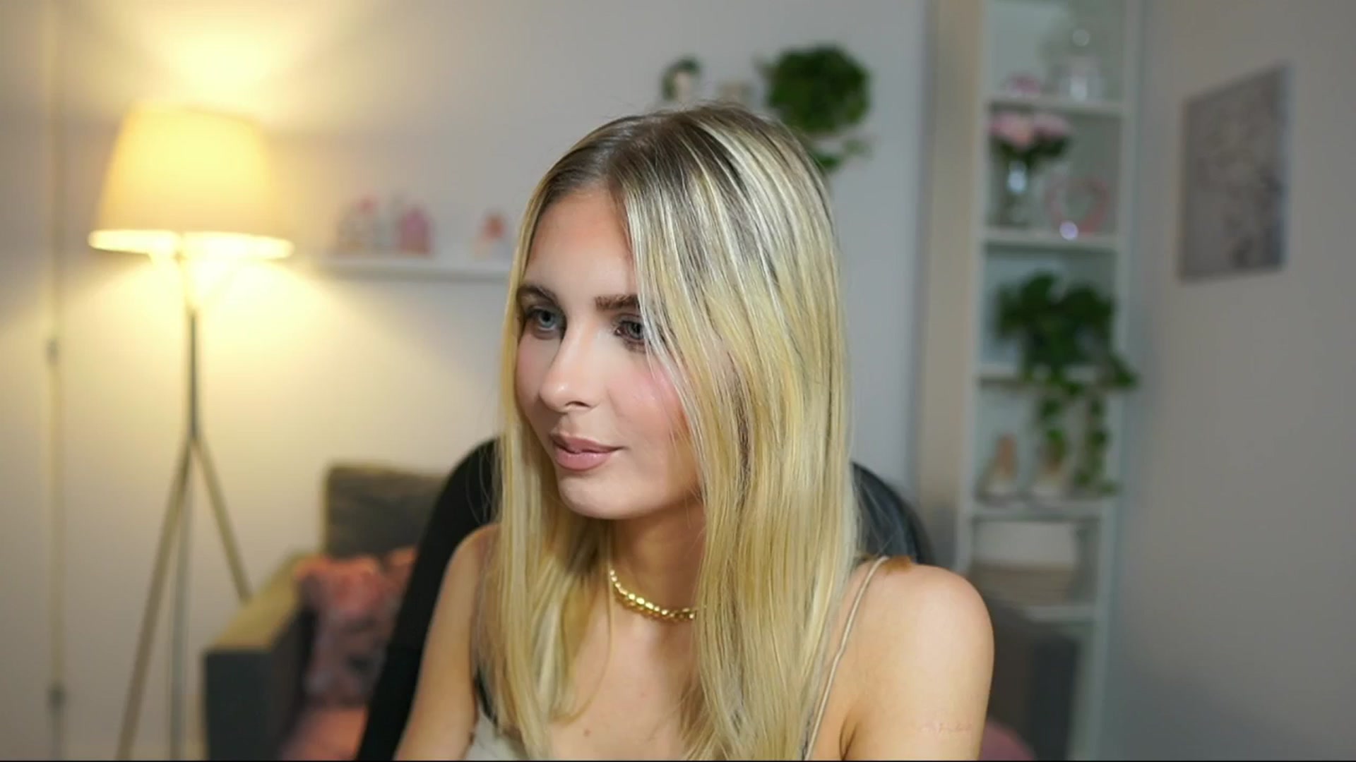 Gallery image thumbnail from Catecrago_'s myfreecams stream on, 04/10/2025, 14:27 image 9 of 20
