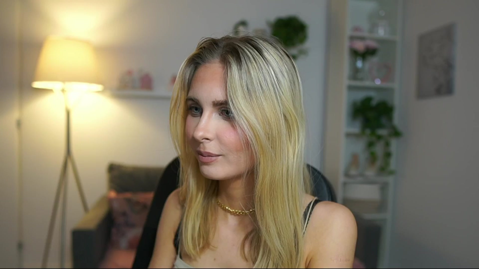 Gallery image thumbnail from Catecrago_'s myfreecams stream on, 04/10/2025, 17:50 image 4 of 20