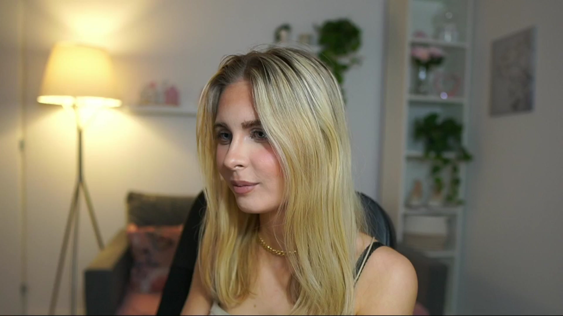Gallery image thumbnail from Catecrago_'s myfreecams stream on, 04/10/2025, 17:50 image 19 of 20