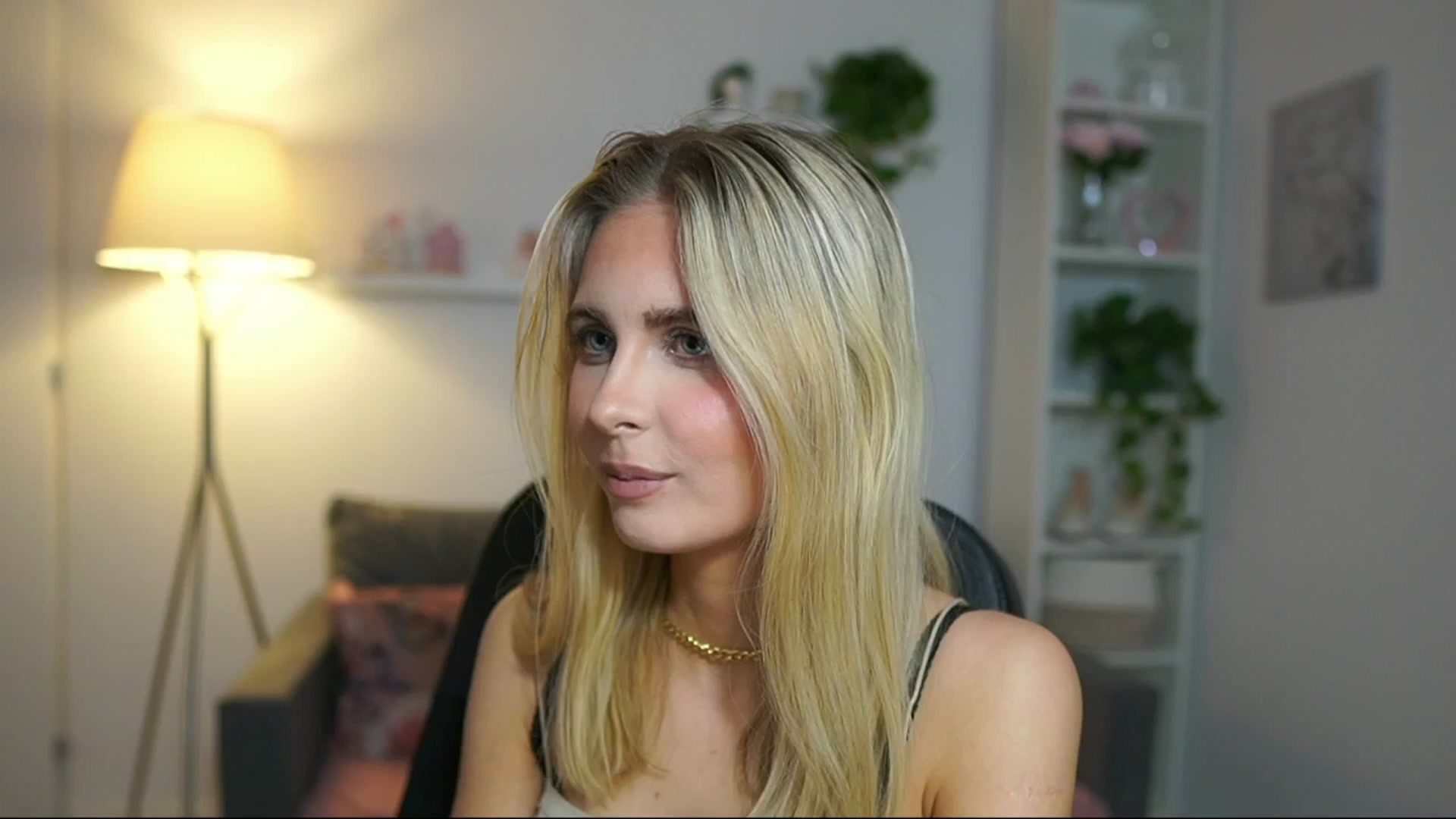 Gallery image thumbnail from Catecrago_'s myfreecams stream on, 04/10/2025, 17:50 image 13 of 20
